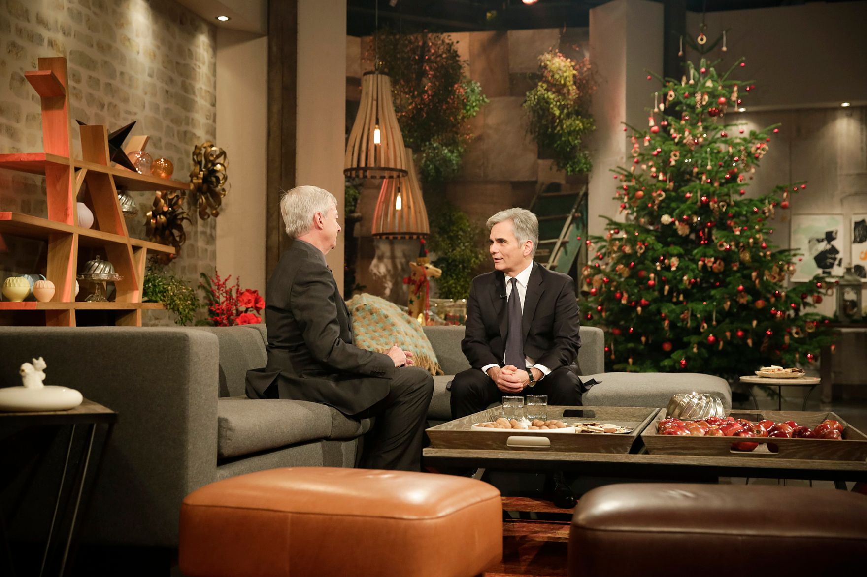 Am 24. Dezember 2015 nahm Bundeskanzler Werner Faymann (r.) an der Licht ins Dunkel Spendenaktion im ORF Zentrum Wien teil.