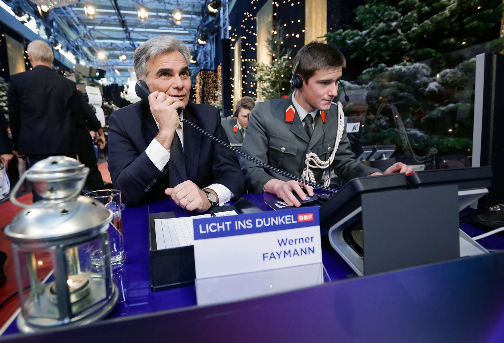 Am 24. Dezember 2015 nahm Bundeskanzler Werner Faymann (l.) an der Licht ins Dunkel Spendenaktion im ORF Zentrum Wien teil.
