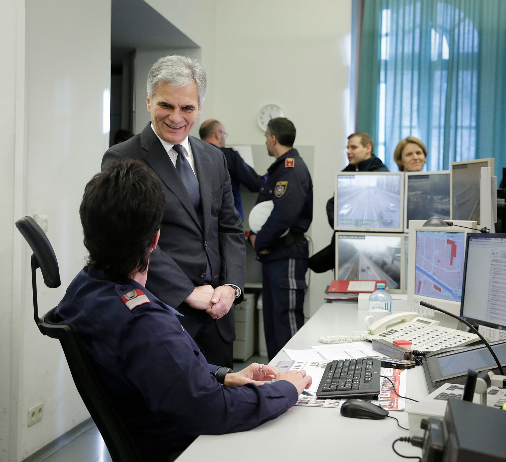 Am 25. Dezember 2015 besuchte Bundeskanzler Werner Faymann die Verkehrsleitzentrale der Bundespolizeidirektion Wien.