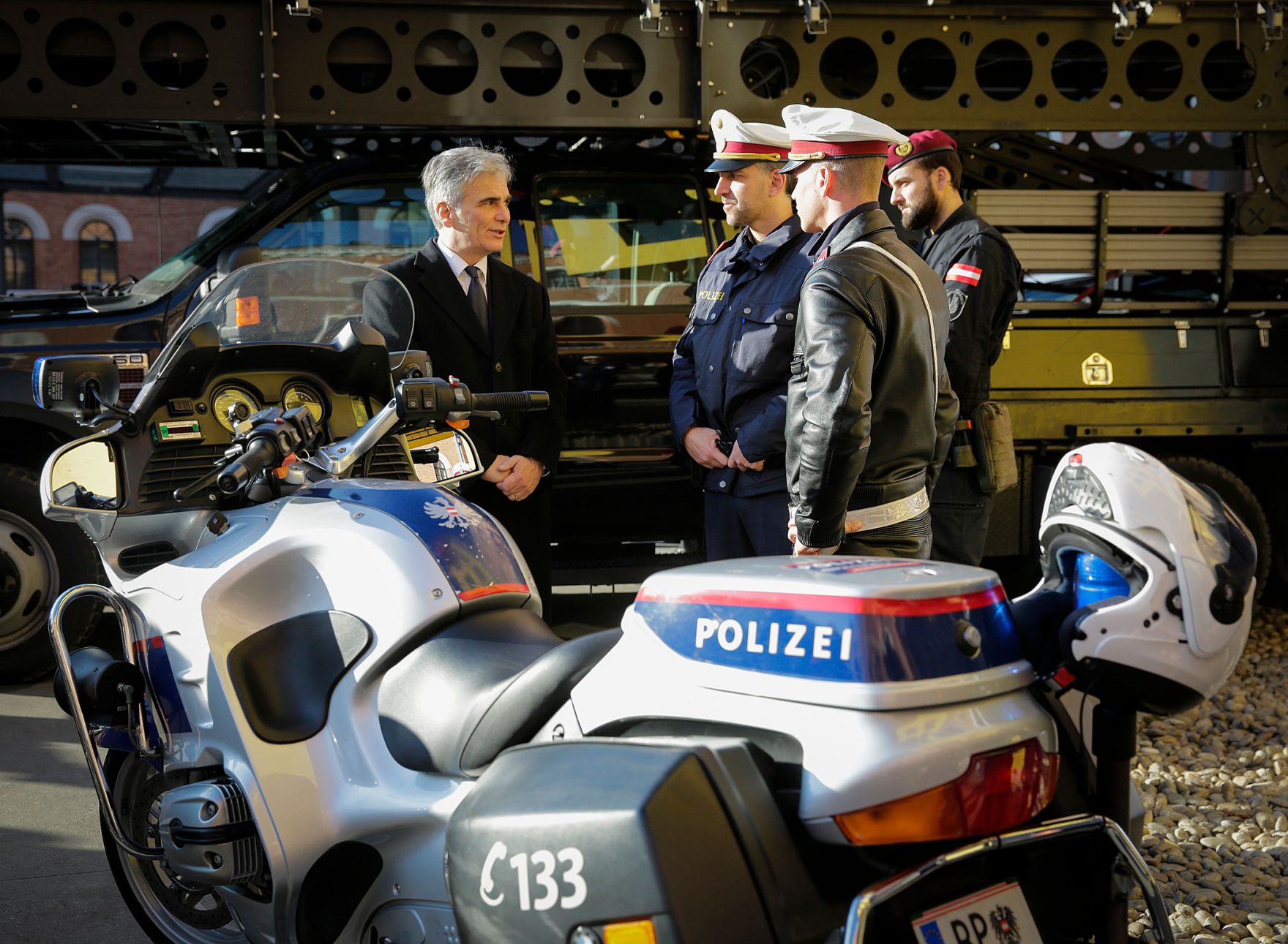 Am 25. Dezember 2015 besuchte Bundeskanzler Werner Faymann die Verkehrsleitzentrale der Bundespolizeidirektion Wien.