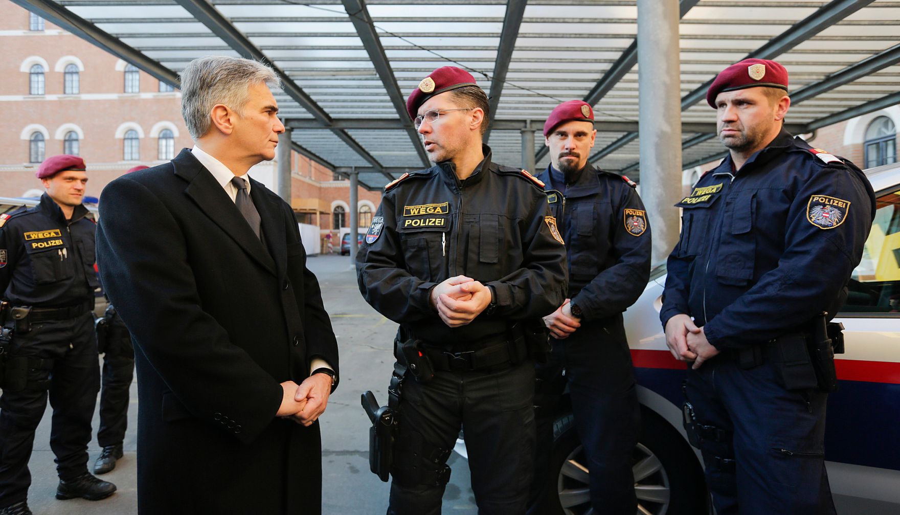 Am 25. Dezember 2015 besuchte Bundeskanzler Werner Faymann die Verkehrsleitzentrale der Bundespolizeidirektion Wien.