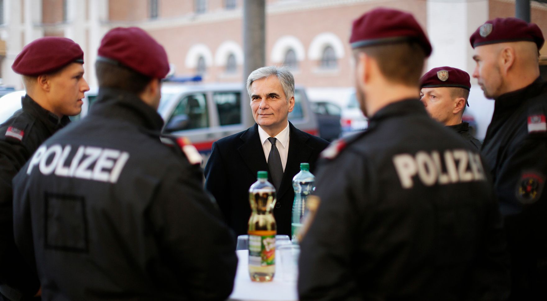 Am 25. Dezember 2015 besuchte Bundeskanzler Werner Faymann die Verkehrsleitzentrale der Bundespolizeidirektion Wien.