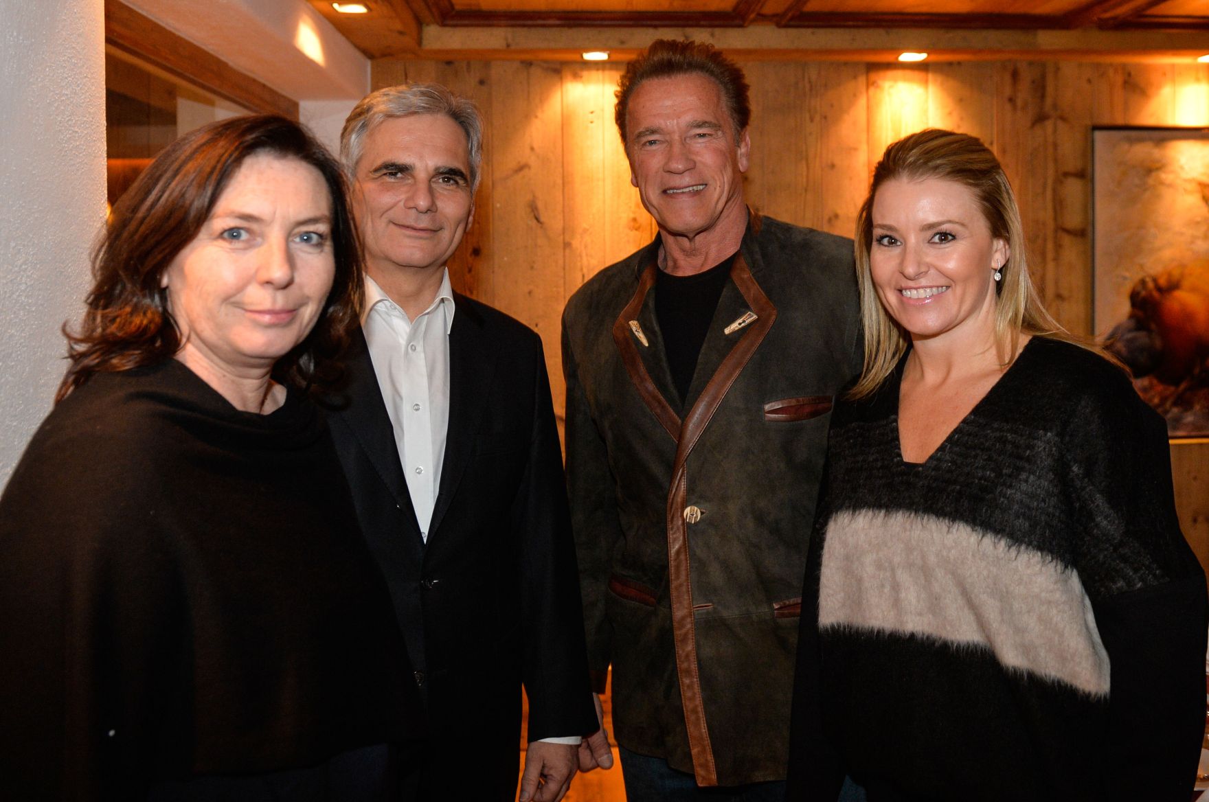 Am 23. J&auml;nner 2016 besuchte Bundeskanzler Werner Faymann (m.l.) den Ski-Weltcup in Kitzb&uuml;hel. Im Bild mit Ehefrau Martina (l.) und Arnold Schwarzenegger (m.r.) mit Freundin Heather Milligan (r.).