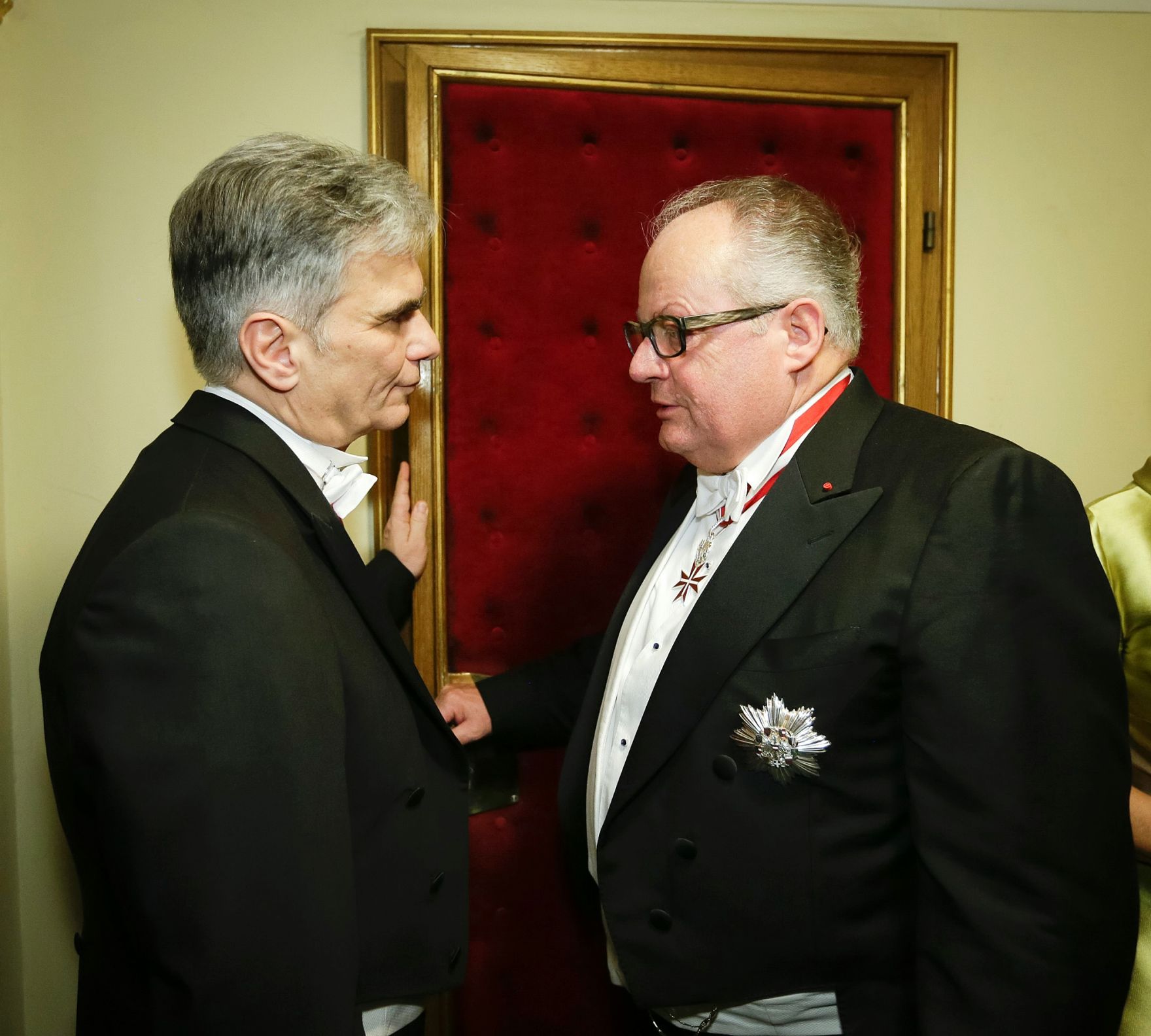 Am 4. Februar 2016 besuchte Bundeskanzler Werner Faymann (l.) den Wiener Opernball. Im Bild mit dem Asyl-Koordinator Christian Konrad (r.).