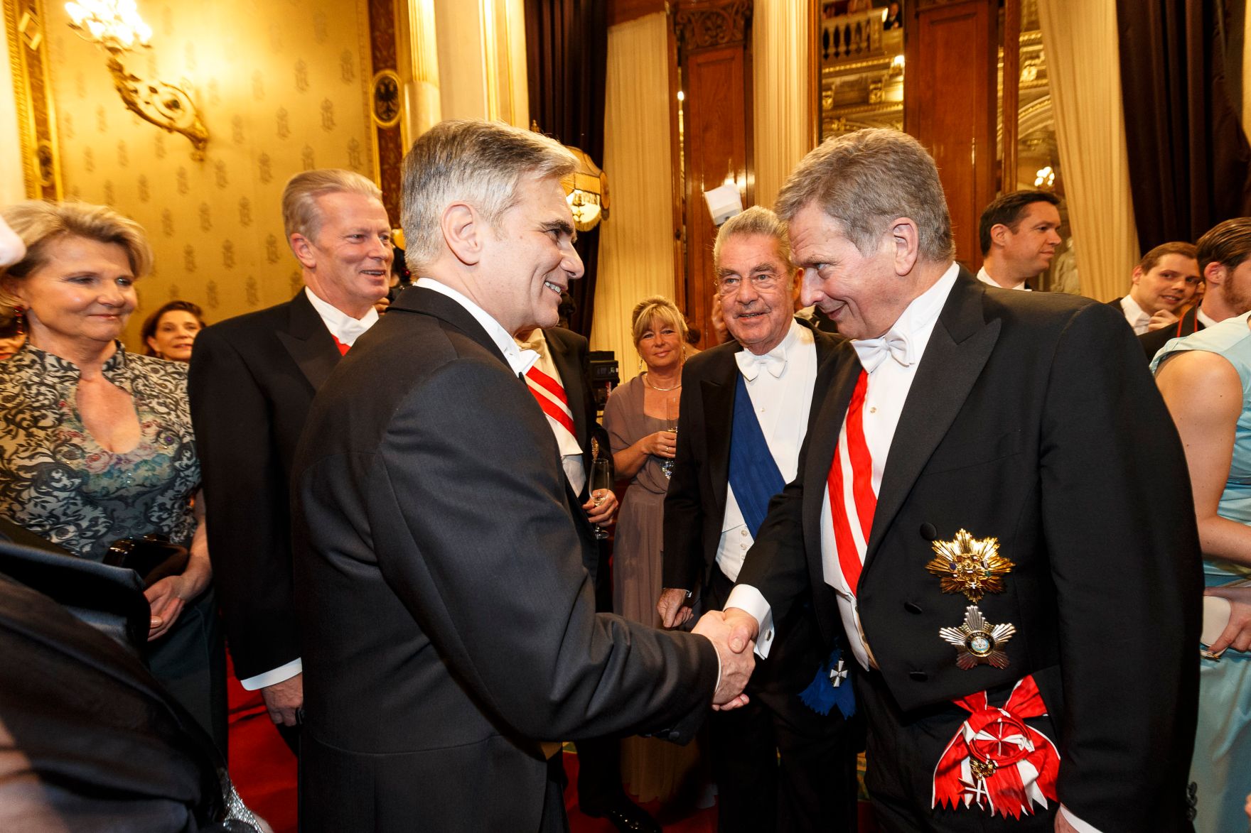 Am 4. Februar 2016 besuchte Bundeskanzler Werner Faymann (l.) den Wiener Opernball. Im Bild mit dem finnischen Staatspr&auml;sidenten Sauli Niinist&ouml; (r.).