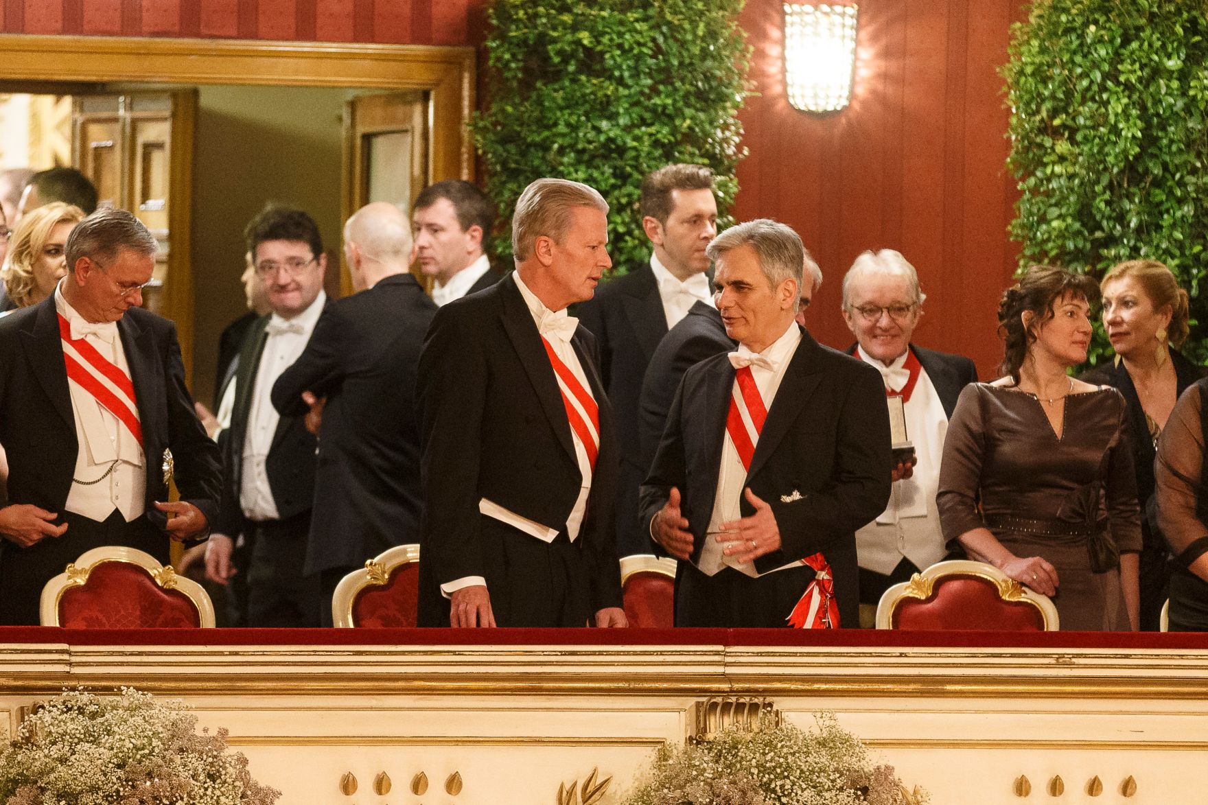 Am 4. Februar 2016 besuchte Bundeskanzler Werner Faymann (m.r.) den Wiener Opernball. Im Bild mit Vizekanzler und Bundesminister Reinhold Mitterlehner (m.l.) in der Loge des Bundespr&auml;sidenten.