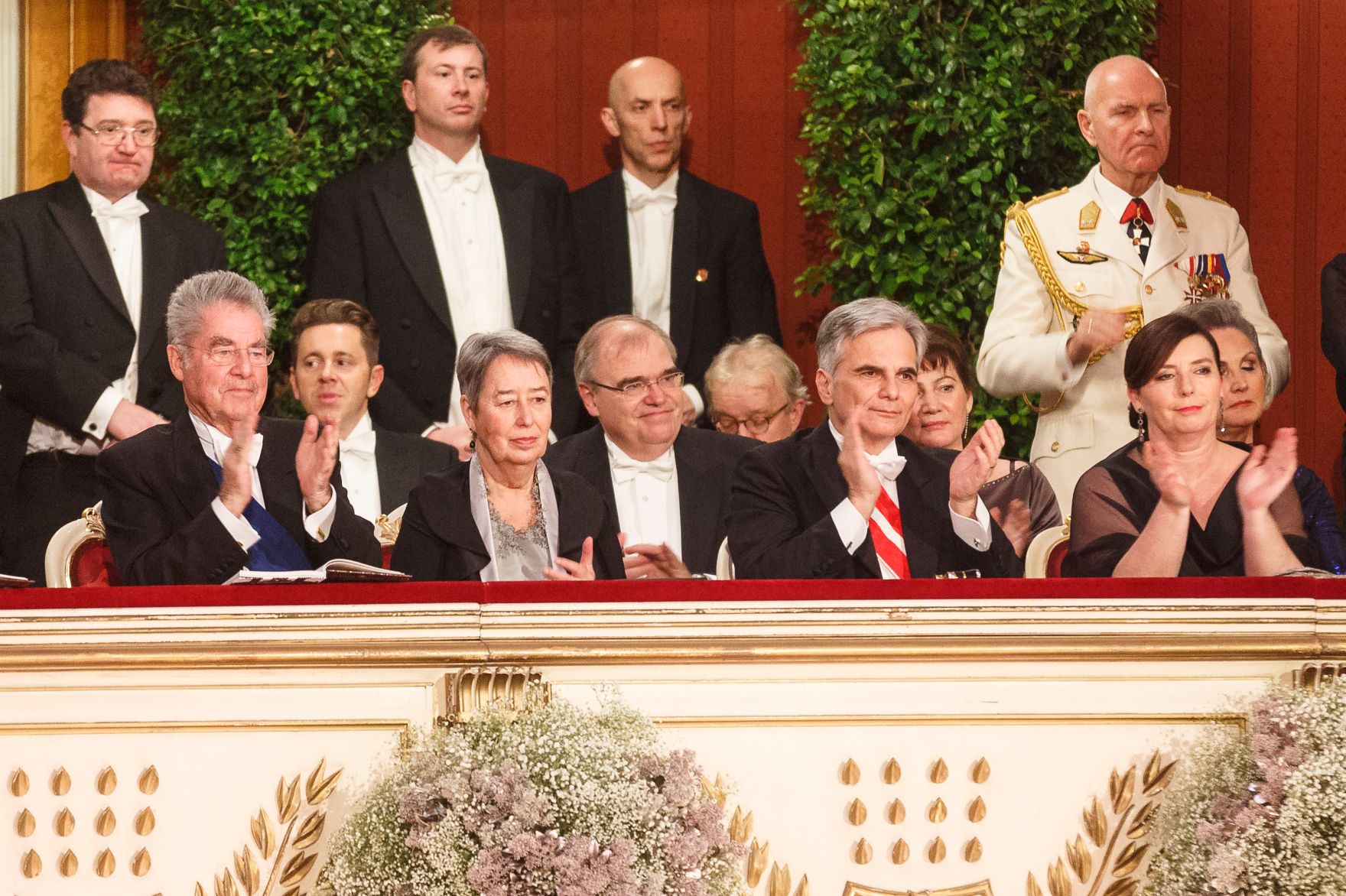 Am 4. Februar 2016 besuchte Bundeskanzler Werner Faymann (m.r.) mit Ehefrau Martina (r.) den Wiener Opernball. Im Bild mit Bundespr&auml;sident Heinz Fischer (l.) mit Ehefrau Margot (m.l.) in der Loge des Bundespr&auml;sidenten.