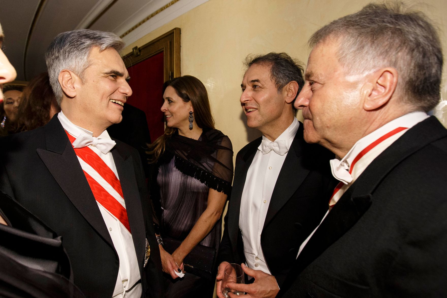 Am 4. Februar 2016 besuchte Bundeskanzler Werner Faymann (l.) den Wiener Opernball. Im Bild mit dem Teamchef der &ouml;sterreichischen Fussballnationalmannschaft Marcel Koller (m.) und &Ouml;FB-Pr&auml;sident Leopold Windtner (r.).