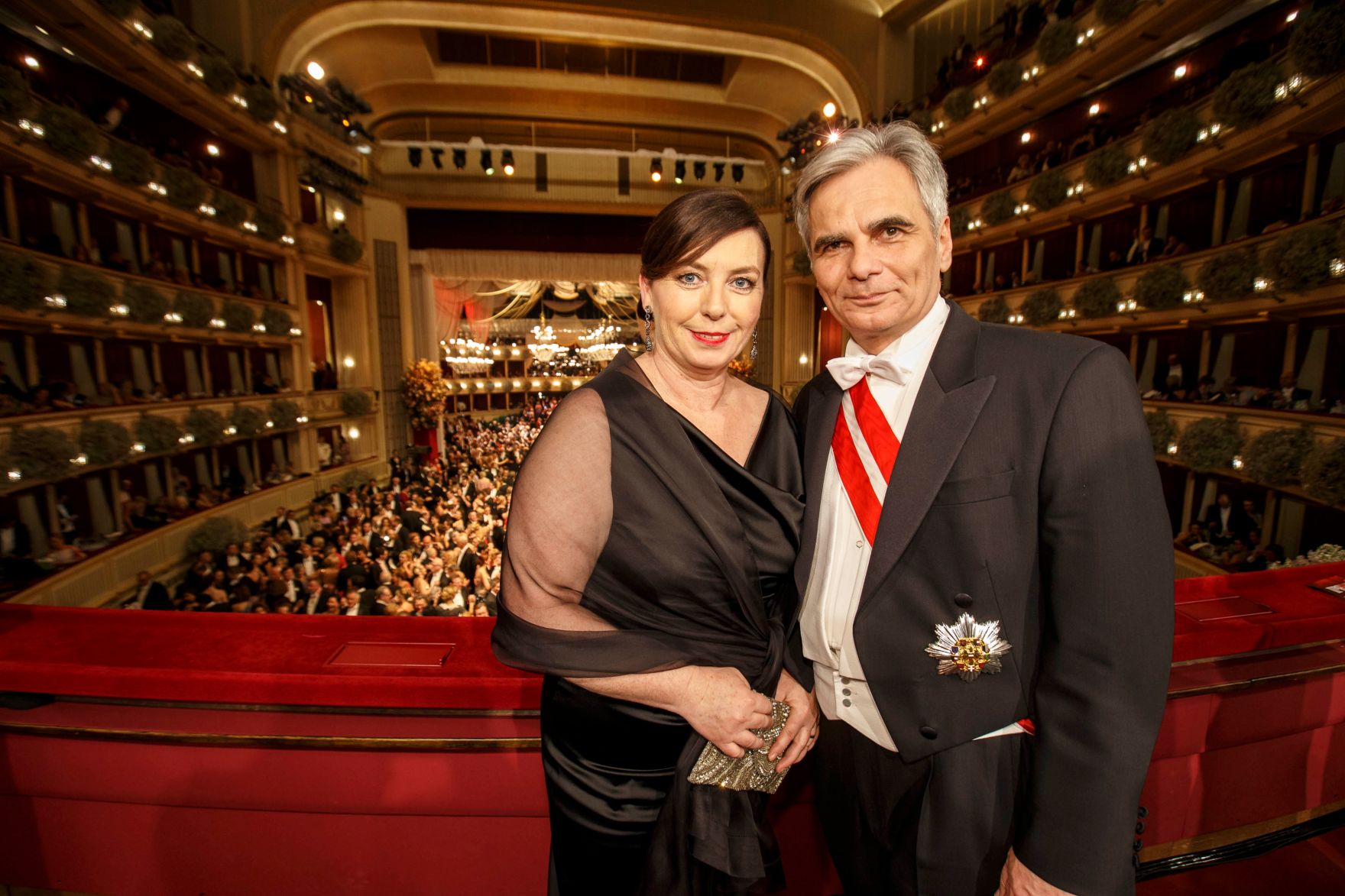 Am 4. Februar 2016 besuchte Bundeskanzler Werner Faymann (r.) mit Ehefrau Martina (l.) den Wiener Opernball.