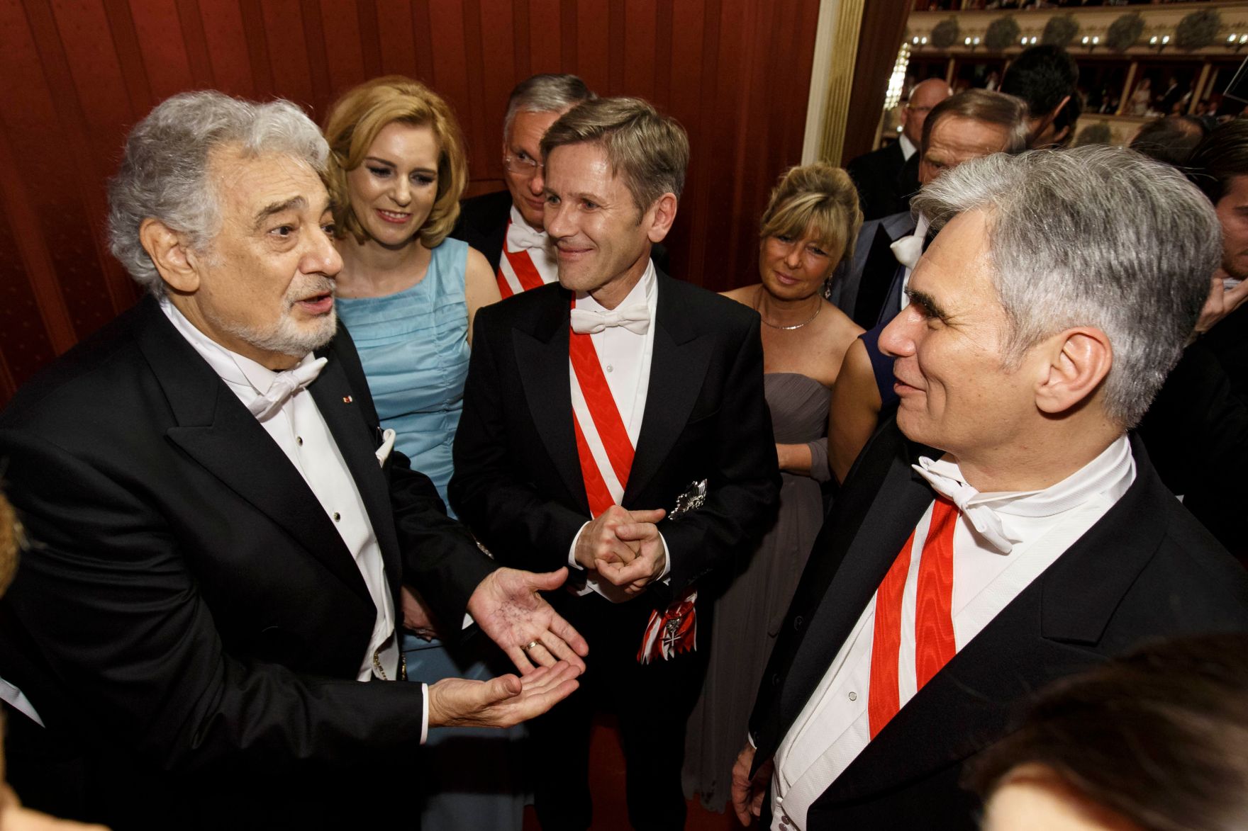 Am 4. Februar 2016 besuchte Bundeskanzler Werner Faymann (r.) den Wiener Opernball. Im Bild mit Kammers&auml;nger Pl&aacute;cido Domingo (l.), Kanzleramtsminister Josef Ostermayer (m.r.) und Staatssekret&auml;rin Sonja Ste&szlig;l (m.l.).