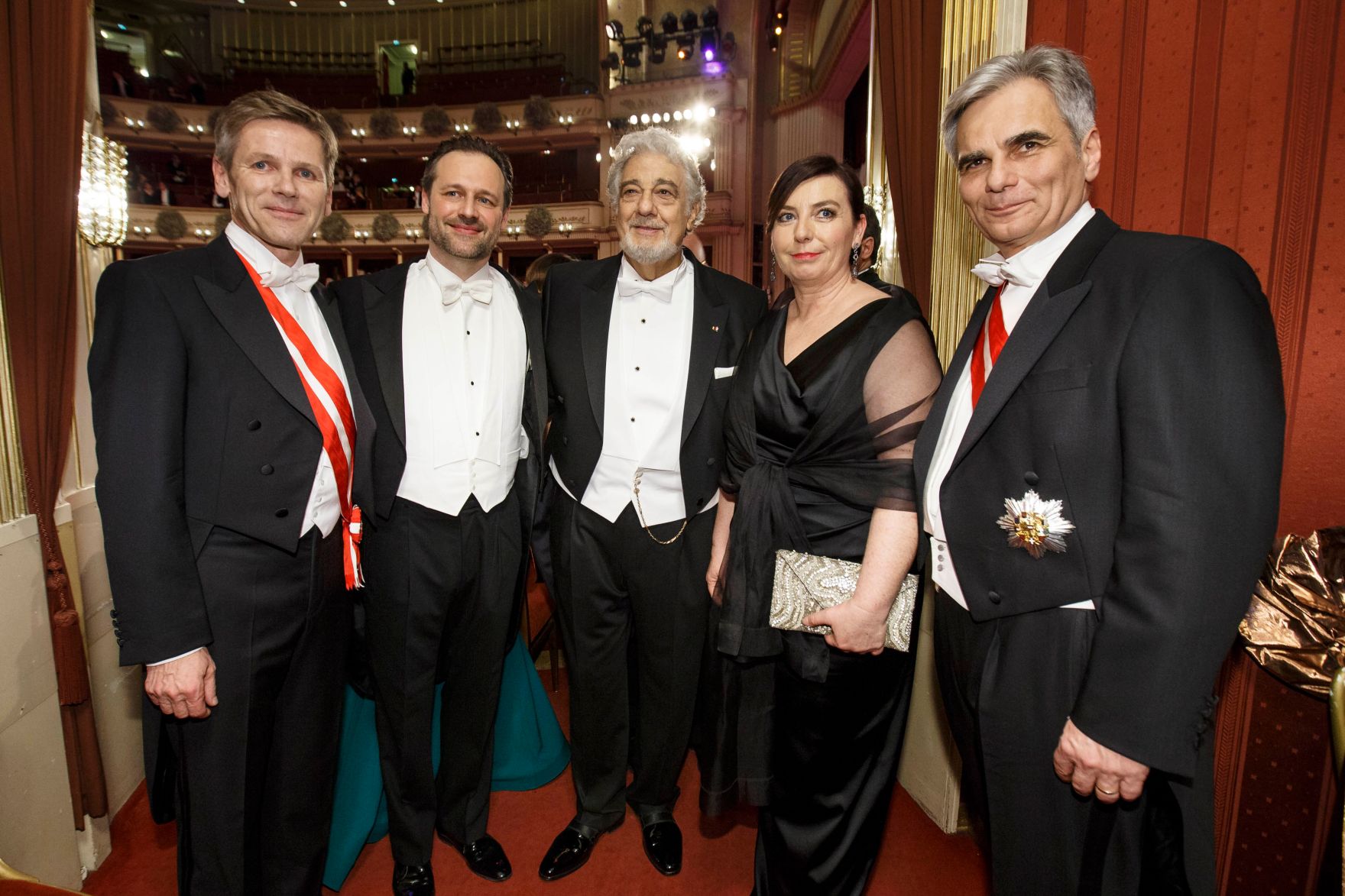 Am 4. Februar 2016 besuchte Bundeskanzler Werner Faymann (r.) mit Ehefrau Martina (m.r.) den Wiener Opernball. Im Bild mit Kanzleramtsminister Josef Ostermayer (l.), Tenor Uwe Buchmann (m.l.) und Kammers&auml;nger Pl&aacute;cido Domingo (m.).