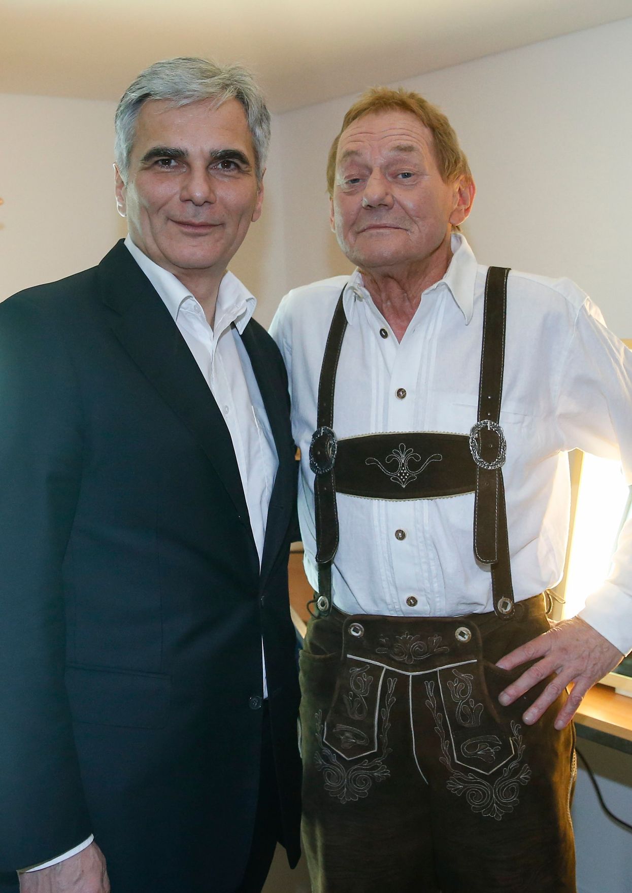Am 9. M&auml;rz 2016 besuchte Bundeskanzler Werner Faymann (l.) das Musical &bdquo;Der Watzmann ruft!&ldquo; in der Wiener Stadthalle. Im Bild mit Wolfgang Ambros (r.).