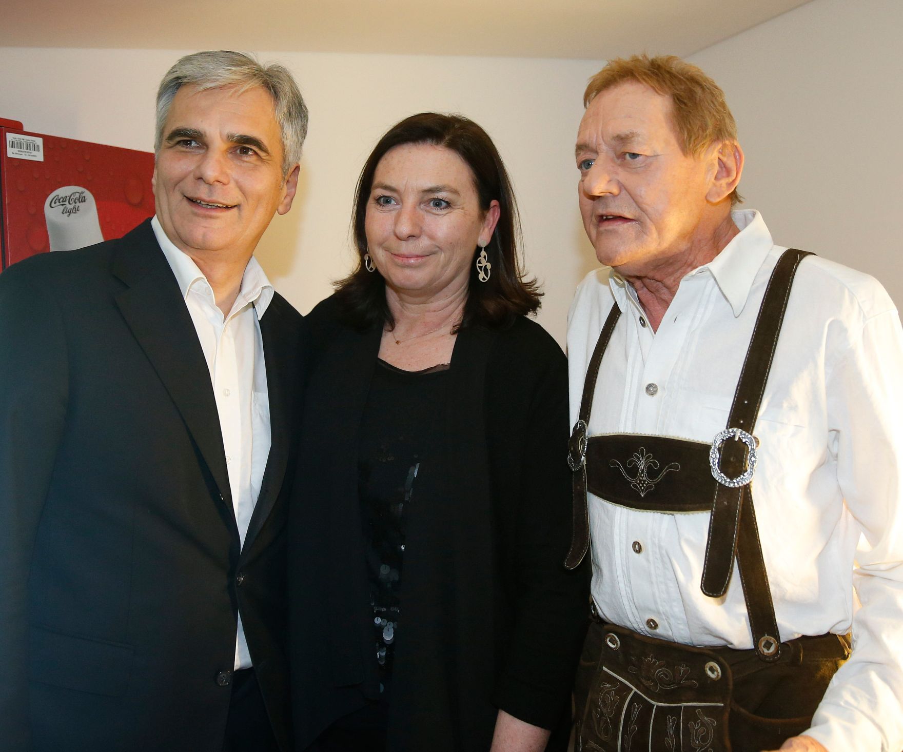 Am 9. M&auml;rz 2016 besuchte Bundeskanzler Werner Faymann (l.) das Musical &bdquo;Der Watzmann ruft!&ldquo; in der Wiener Stadthalle. Im Bild mit Ehefrau Martina (m.) und Wolfgang Ambros (r.).