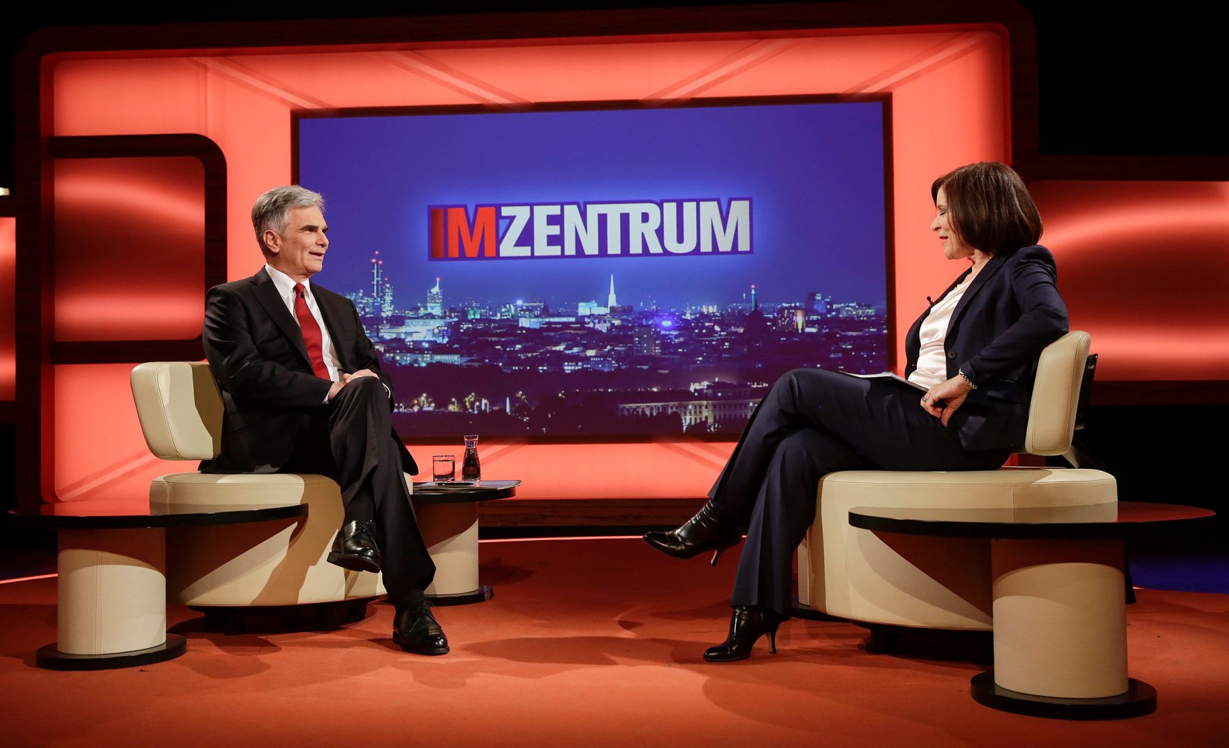 Am 13. M&auml;rz 2016 stellte sich Bundeskanzler Werner Faymann (l.) den Fragen der Moderatorin Ingrid Thurnher (r.) in der ORF Sendung "Im Zentrum".