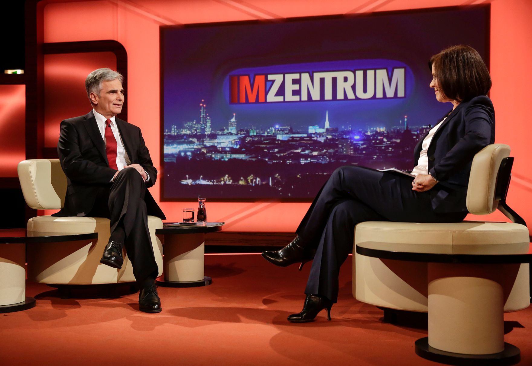Am 13. M&auml;rz 2016 stellte sich Bundeskanzler Werner Faymann (l.) den Fragen der Moderatorin Ingrid Thurnher (r.) in der ORF Sendung "Im Zentrum".