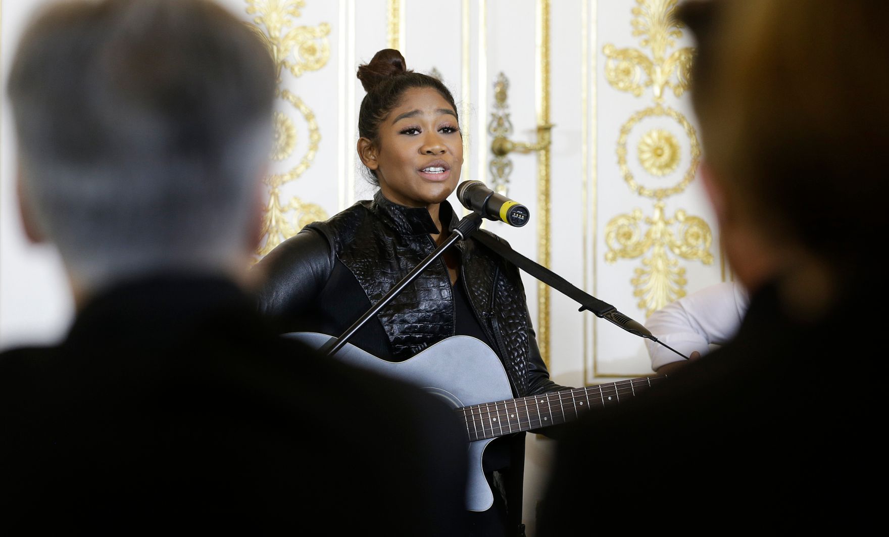 Am 23. M&auml;rz 2016 &uuml;berreichte Bundeskanzler Werner Faymann das Gro&szlig;e Ehrenzeichen f&uuml;r Verdienste um die Republik &Ouml;sterreich an den f&uuml;nffachen Gesamtweltcup-Sieger im alpinen Skisport Marcel Hirscher. Im Bild Musikerin Rose May Alaba.