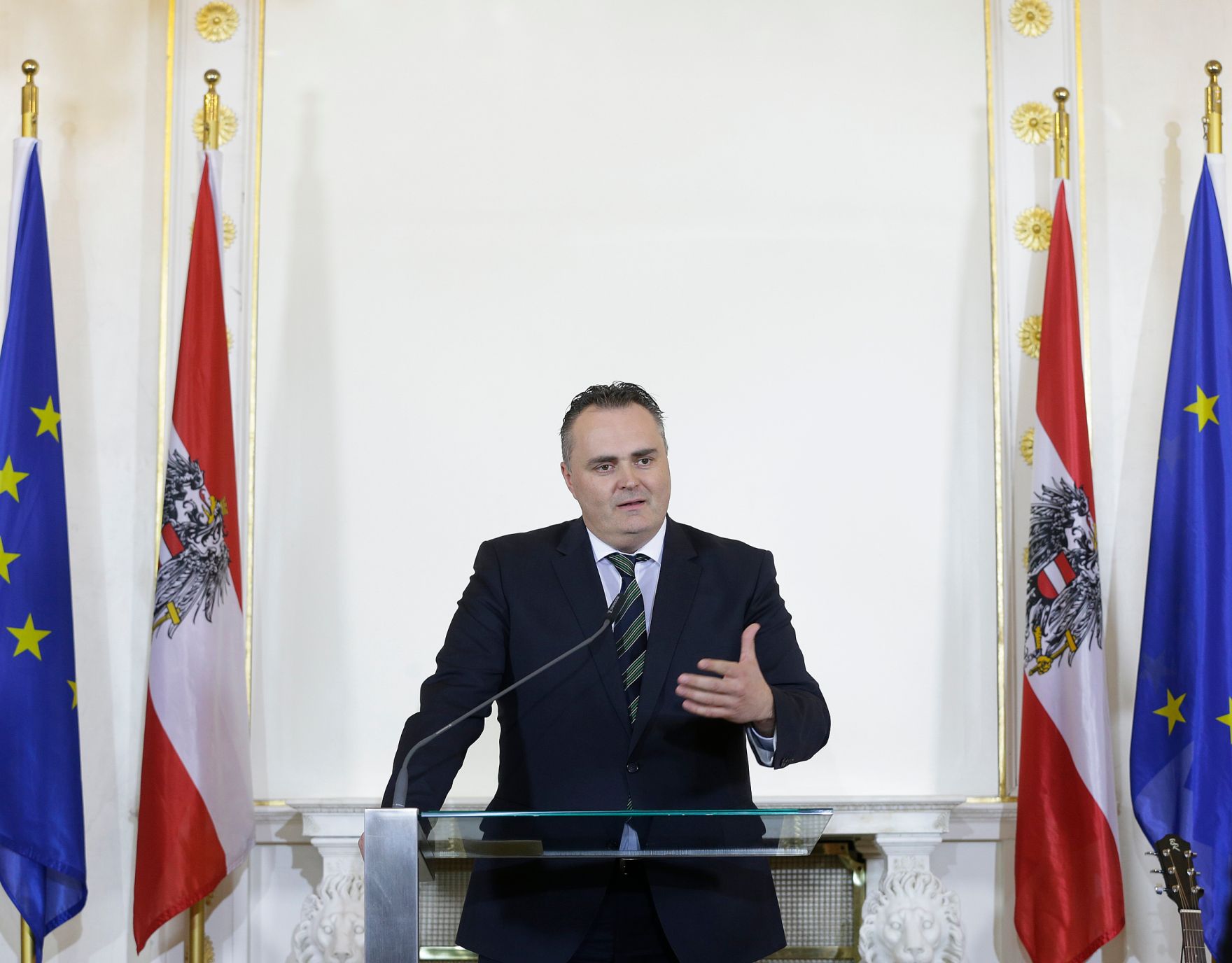 Am 23. M&auml;rz 2016 &uuml;berreichte Bundeskanzler Werner Faymann das Gro&szlig;e Ehrenzeichen f&uuml;r Verdienste um die Republik &Ouml;sterreich an den f&uuml;nffachen Gesamtweltcup-Sieger im alpinen Skisport Marcel Hirscher. Im Bild Verteidigungsminister Hans Peter Doskozil.