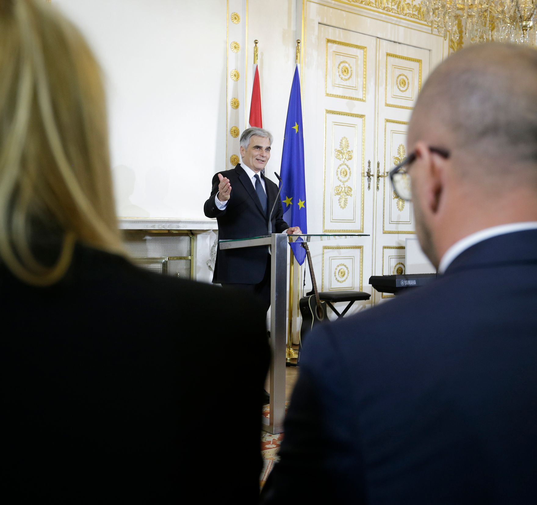 Am 23. M&auml;rz 2016 &uuml;berreichte Bundeskanzler Werner Faymann (im Bild) das Gro&szlig;e Ehrenzeichen f&uuml;r Verdienste um die Republik &Ouml;sterreich an den f&uuml;nffachen Gesamtweltcup-Sieger im alpinen Skisport Marcel Hirscher.