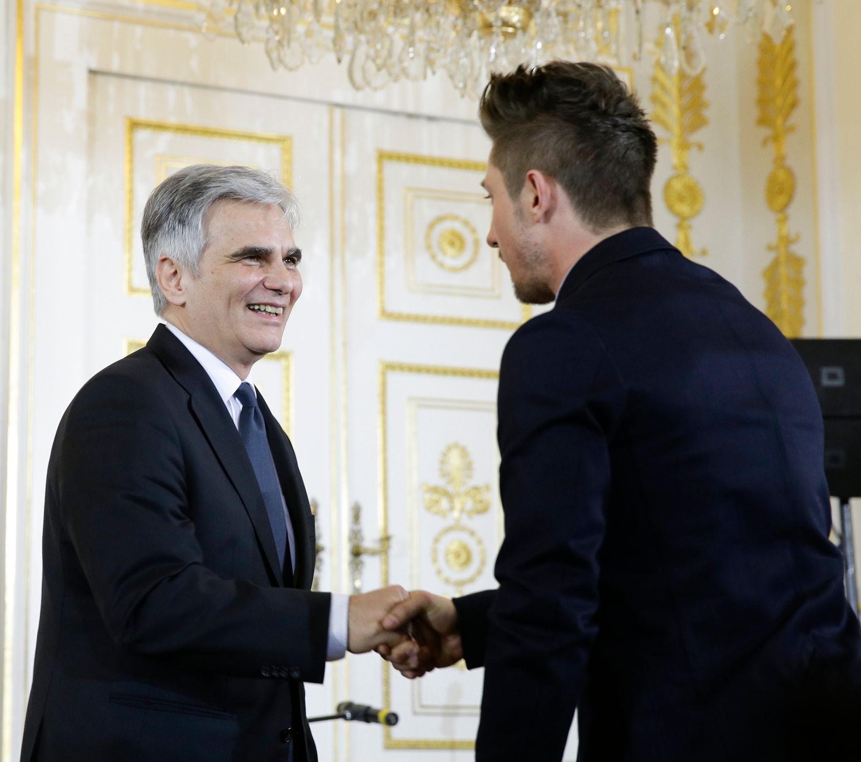 Am 23. M&auml;rz 2016 &uuml;berreichte Bundeskanzler Werner Faymann (l.) das Gro&szlig;e Ehrenzeichen f&uuml;r Verdienste um die Republik &Ouml;sterreich an den f&uuml;nffachen Gesamtweltcup-Sieger im alpinen Skisport Marcel Hirscher (r.).