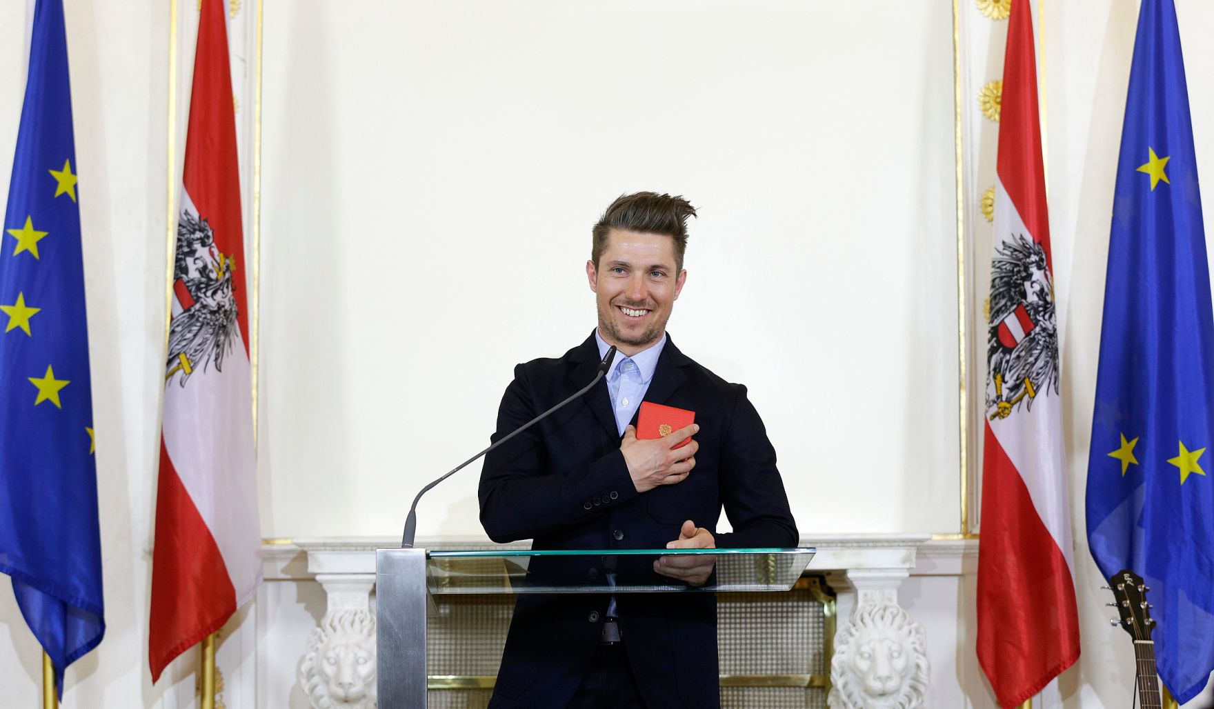 Am 23. M&auml;rz 2016 &uuml;berreichte Bundeskanzler Werner Faymann das Gro&szlig;e Ehrenzeichen f&uuml;r Verdienste um die Republik &Ouml;sterreich an den f&uuml;nffachen Gesamtweltcup-Sieger im alpinen Skisport Marcel Hirscher (im Bild).