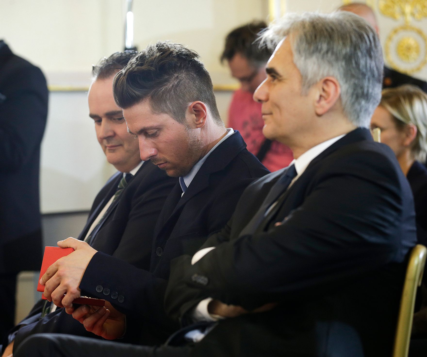 Am 23. M&auml;rz 2016 &uuml;berreichte Bundeskanzler Werner Faymann (r.) das Gro&szlig;e Ehrenzeichen f&uuml;r Verdienste um die Republik &Ouml;sterreich an den f&uuml;nffachen Gesamtweltcup-Sieger im alpinen Skisport Marcel Hirscher (m.). Im Bild mit Verteidigungsminister Hans Peter Doskozil (l.).