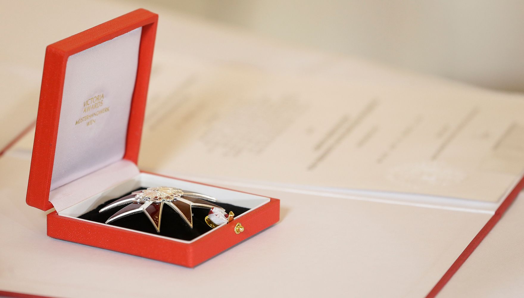 Am 23. M&auml;rz 2016 &uuml;berreichte Bundeskanzler Werner Faymann das Gro&szlig;e Ehrenzeichen f&uuml;r Verdienste um die Republik &Ouml;sterreich an den f&uuml;nffachen Gesamtweltcup-Sieger im alpinen Skisport Marcel Hirscher.