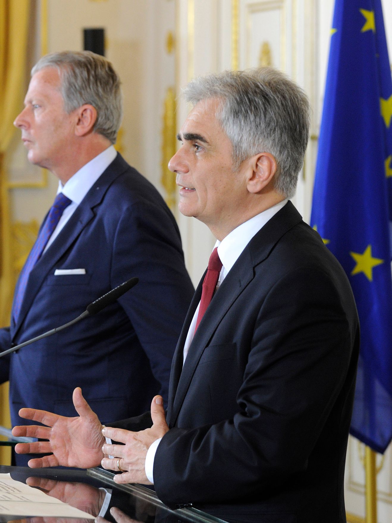 Bundeskanzler Werner Faymann (r.) mit Vizekanzler und Bundesminister Reinhold Mitterlehner (l.) beim Pressefoyer nach dem Ministerrat am 30. M&auml;rz 2016. 