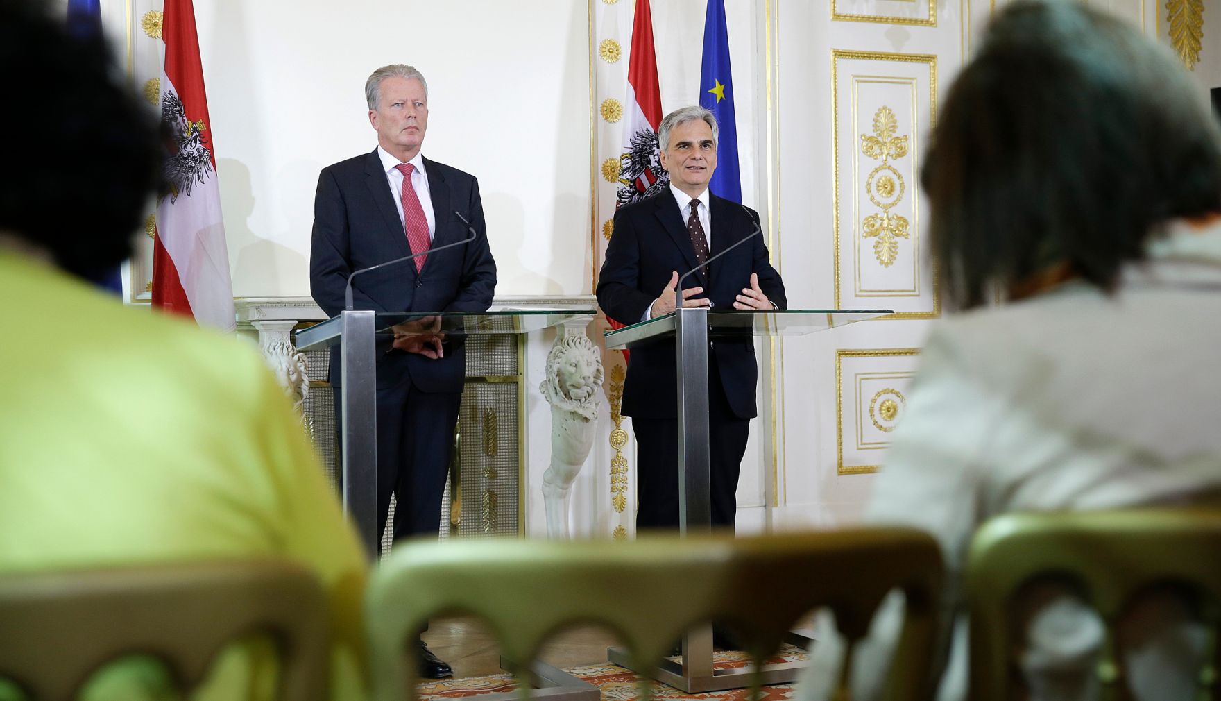 Bundeskanzler Werner Faymann (r.) mit Vizekanzler und Bundesminister Reinhold Mitterlehner (l.) beim Pressefoyer nach dem Ministerrat am 5. April 2016.