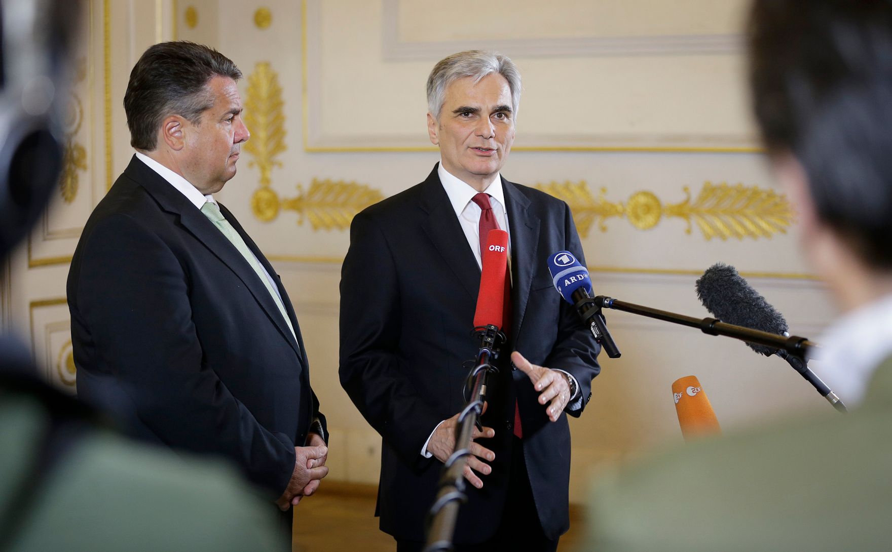 Am 8. April 2016 gaben Bundeskanzler Werner Faymann (r.) und der deutsche Vizekanzler Sigmar Gabriel (l.) Pressestatements im Bundeskanzleramt.