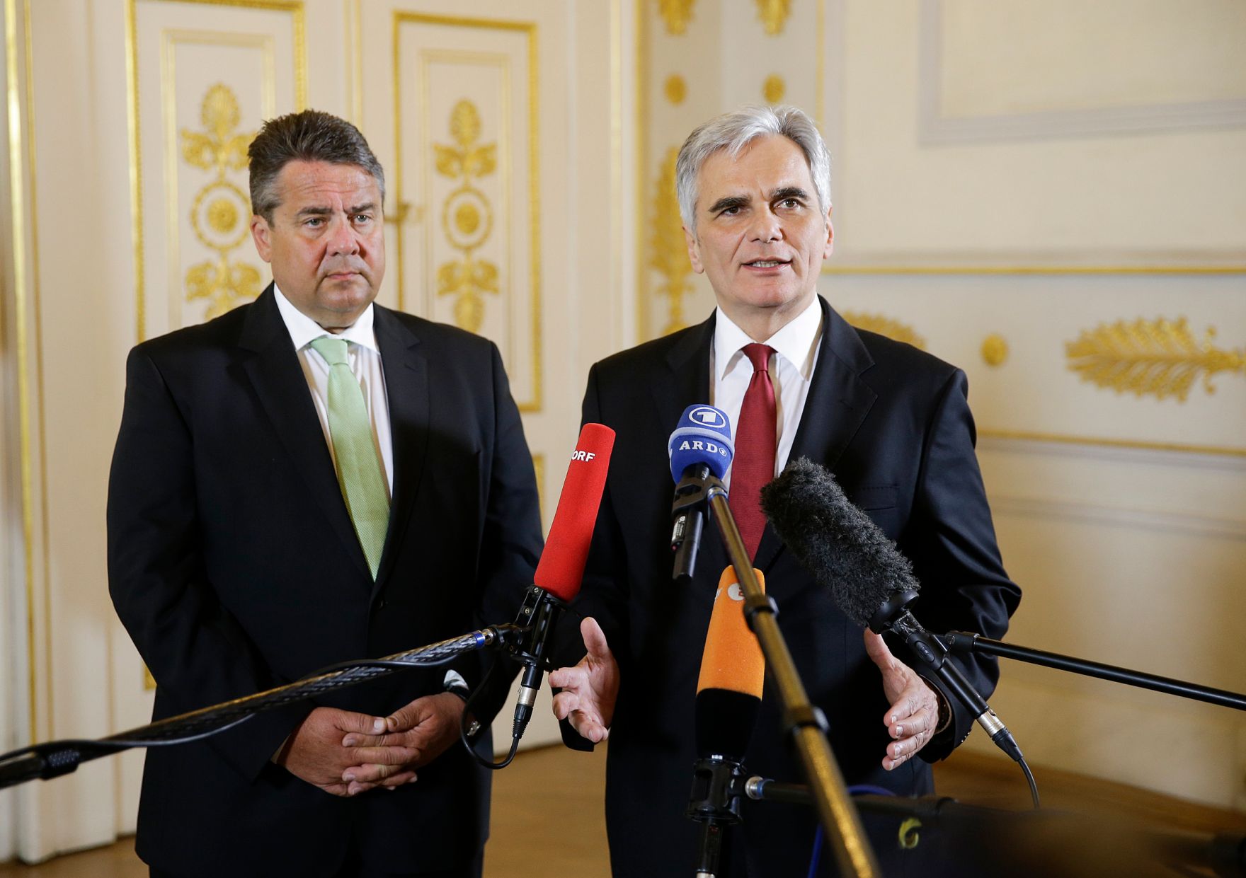 Am 8. April 2016 gaben Bundeskanzler Werner Faymann (r.) und der deutsche Vizekanzler Sigmar Gabriel (l.) Pressestatements im Bundeskanzleramt.