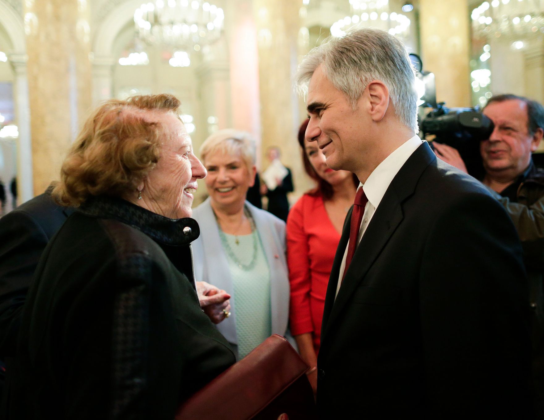 Am 8. April 2016 &uuml;berreichte Bundeskanzler Werner Faymann (r.) die Urkunde, mit der Katharina Sasso (l.) der Berufstitel Professorin verliehen wurde.
