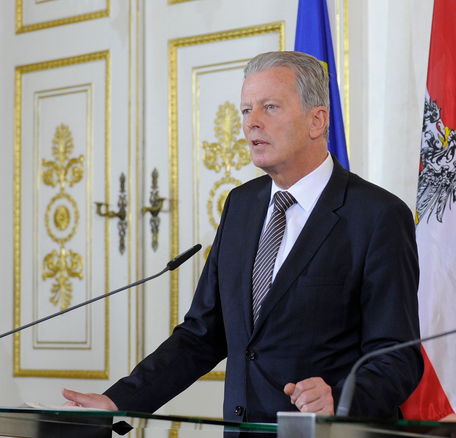 Vizekanzler und Bundesminister Reinhold Mitterlehner (l.) beim Pressefoyer nach dem Ministerrat am 12. April 2016.