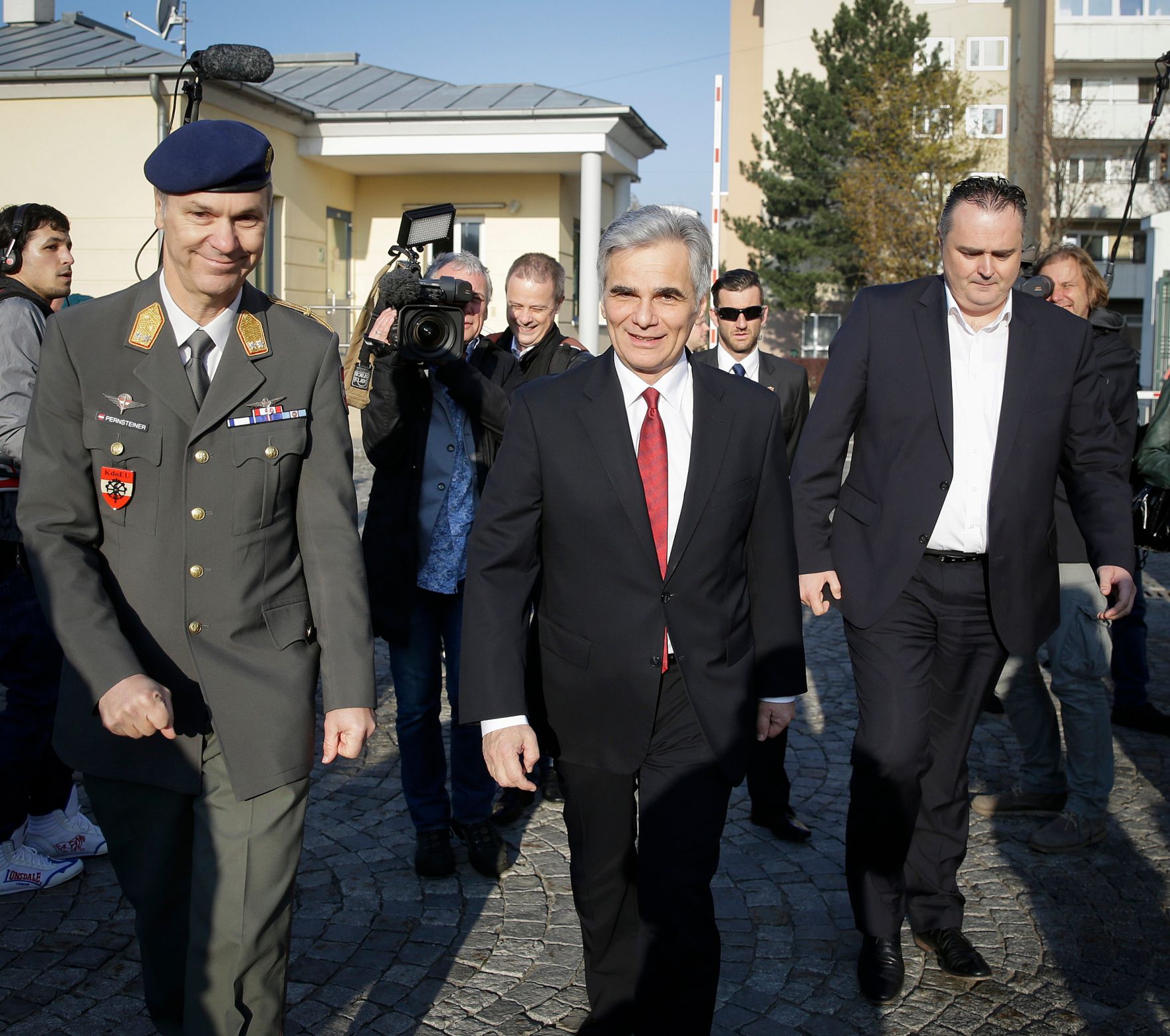 Am 13. April 2016 besuchten Bundeskanzler Werner Faymann (m.) und Verteidigungsminister Hans Peter Doskozil (r.) die Heckenast-Burian-Kaserne in Wien-Meidling.