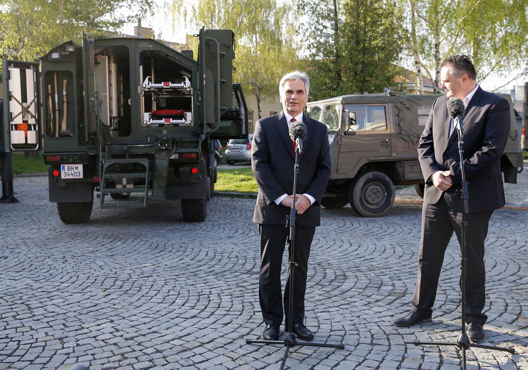 Am 13. April 2016 besuchten Bundeskanzler Werner Faymann (l.) und Verteidigungsminister Hans Peter Doskozil (r.) die Heckenast-Burian-Kaserne in Wien-Meidling.