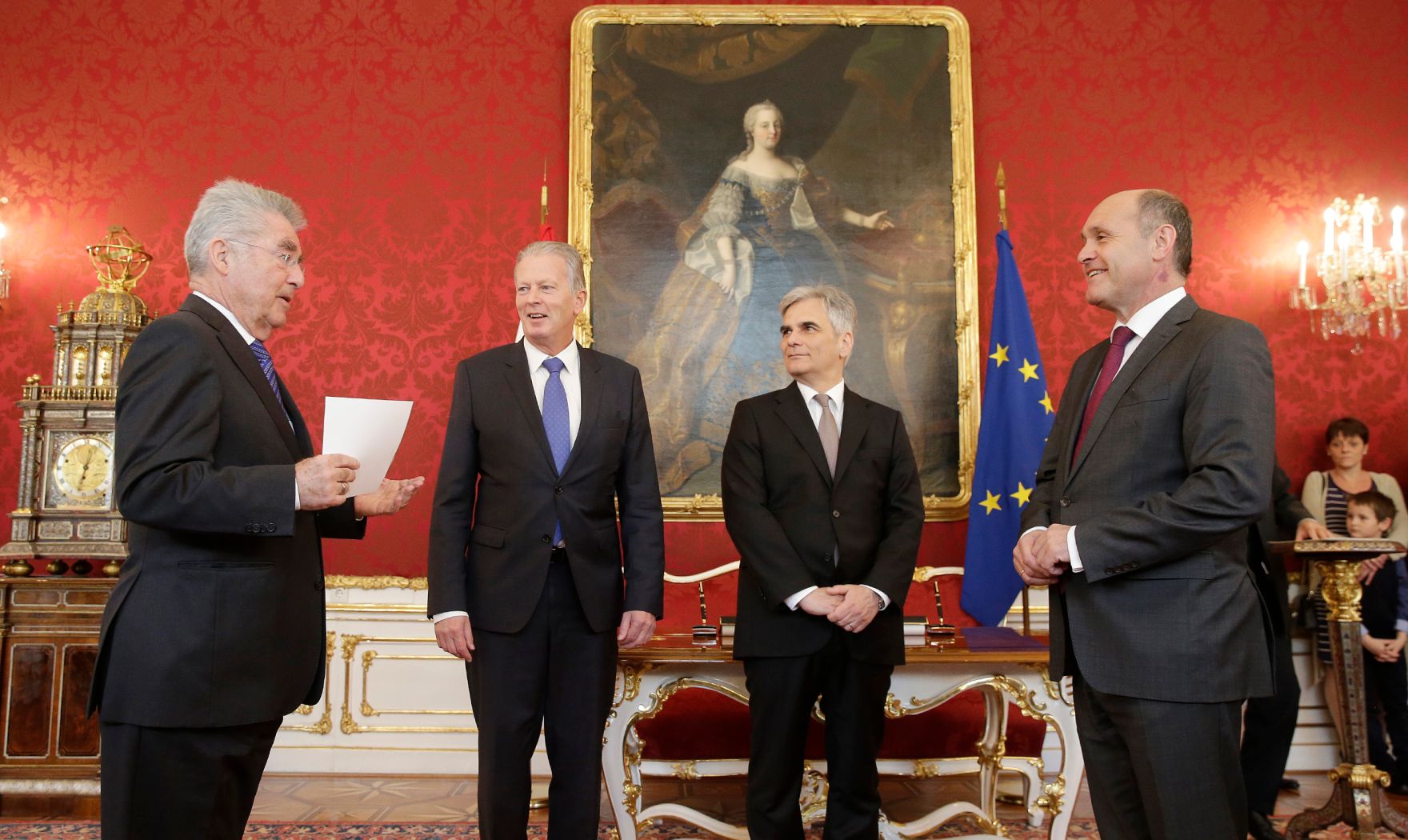 Am 21. April 2016 nahm Bundeskanzler Werner Faymann (m.r.) und Vizekanzler und Bundesminister Reinhold Mitterlehner (m.l.) an der Angelobung von Innenminister Wolfgang Sobotka (r.) durch Bundespr&auml;sident Heinz Fischer (l.) in der Pr&auml;sidentschaftskanzlei teil.