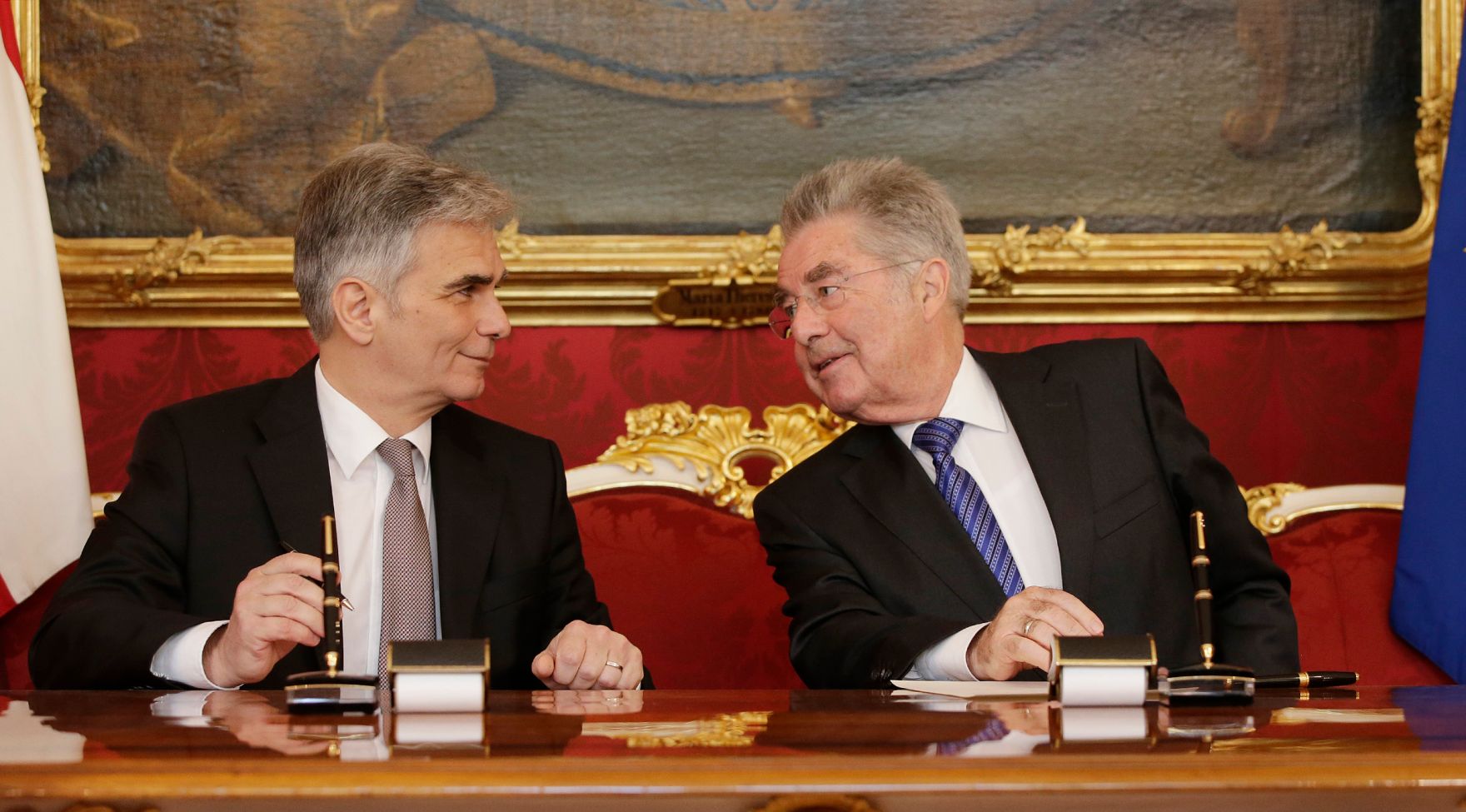 Am 21. April 2016 nahm Bundeskanzler Werner Faymann (l.) an der Angelobung von Innenminister Wolfgang Sobotka durch Bundespr&auml;sident Heinz Fischer (r.) in der Pr&auml;sidentschaftskanzlei teil.