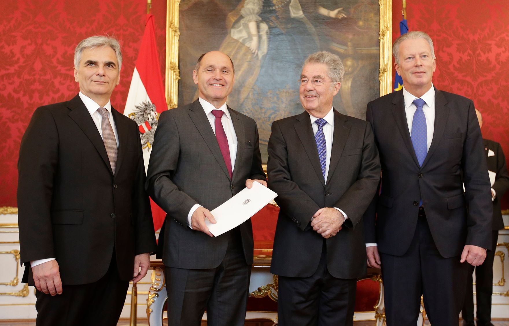 Am 21. April 2016 nahm Bundeskanzler Werner Faymann (l.) und Vizekanzler und Bundesminister Reinhold Mitterlehner (r.) an der Angelobung von Innenminister Wolfgang Sobotka (m.l.) durch Bundespr&auml;sident Heinz Fischer (m.r.) in der Pr&auml;sidentschaftskanzlei teil.