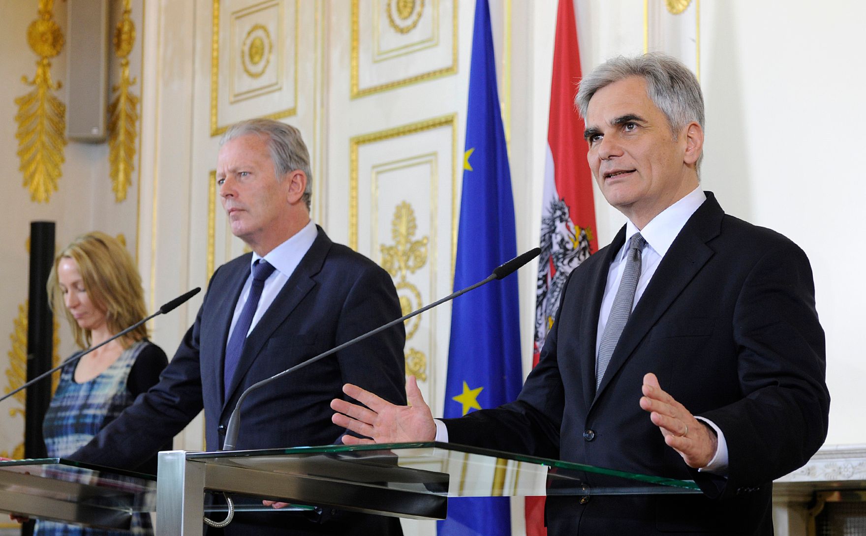 Bundeskanzler Werner Faymann (r.) mit Vizekanzler und Bundesminister Reinhold Mitterlehner (l.) beim Pressefoyer nach dem Ministerrat am 26. April 2016. 