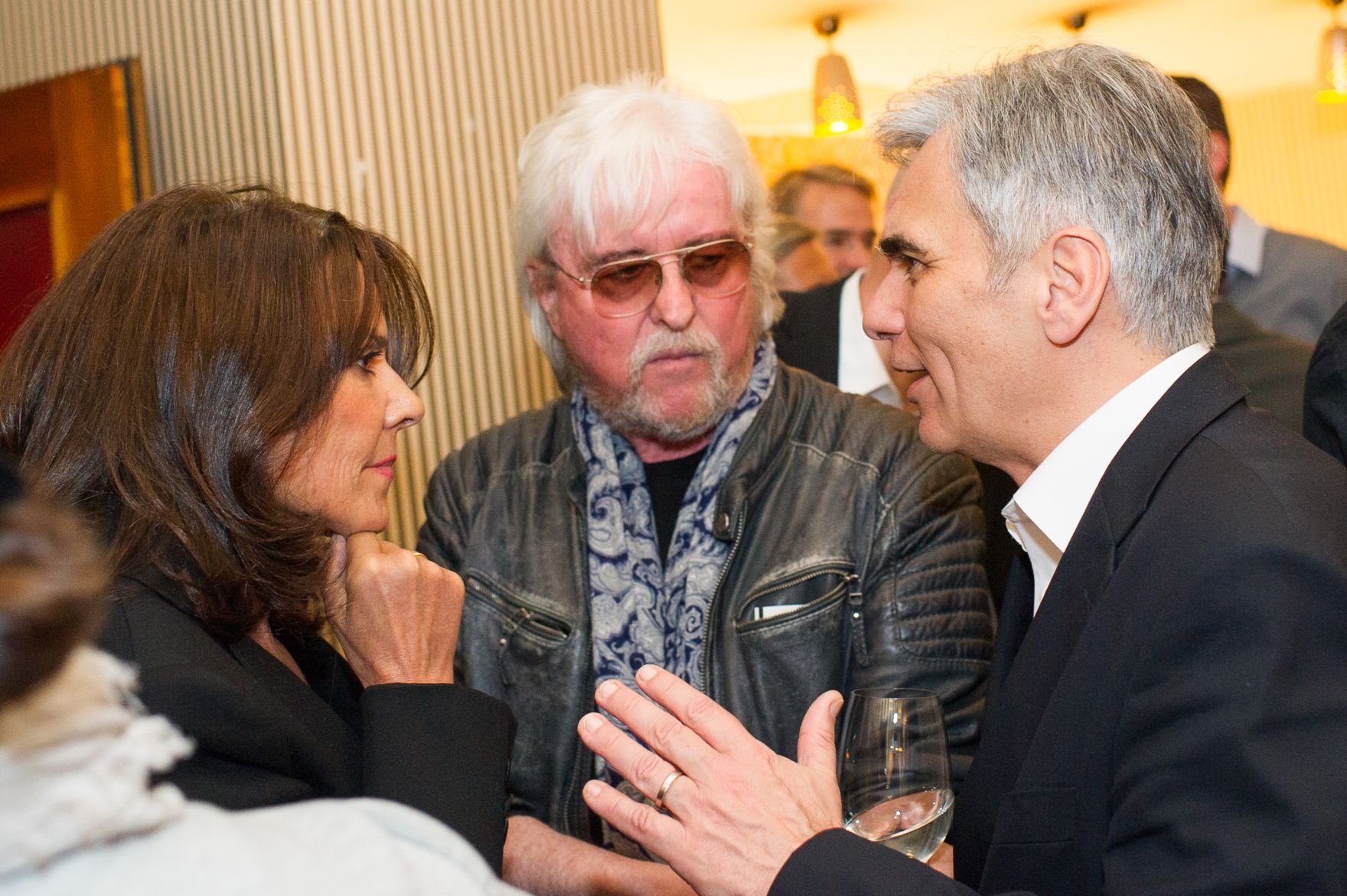 Am 26. April 2016 nahm Bundeskanzler Werner Faymann (r.) an der Buchpr&auml;sentation &quot;Die Geschichte des Austropop in 20 Songs&quot; im Filmcasino Wien teil. Im Bild mit Reinhold Bilgeri (m.) und Beatrix Bilgeri-Kopf (l.).