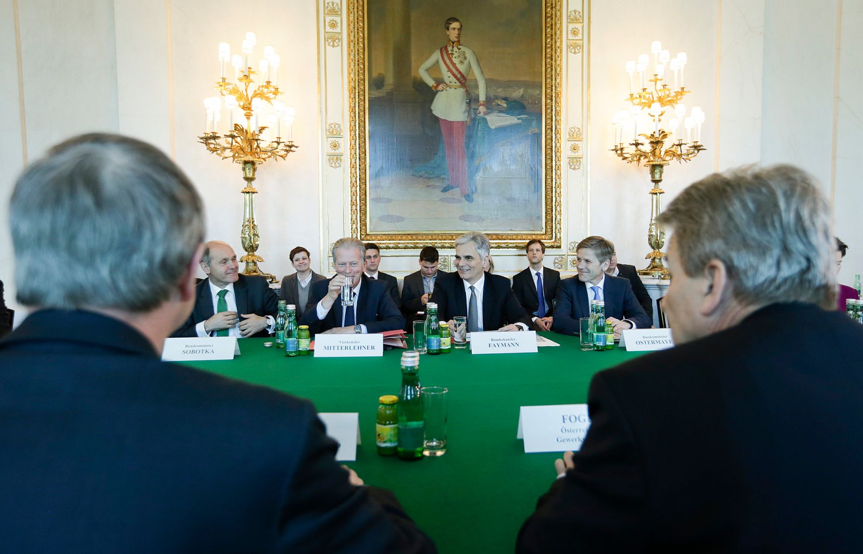 Am 26. April 2016 lud der Bundeskanzler die Sozialpartner zu einem Gespr&auml;ch in das Bundeskanzleramt ein. Im Bild (v.l.n.r.) Innenminister Wolfgang Sobotka, Vizekanzler und Bundesminister Reinhold Mitterlehner, Bundeskanzler Werner Faymann und Kanzleramtsminister Josef Ostermayer.