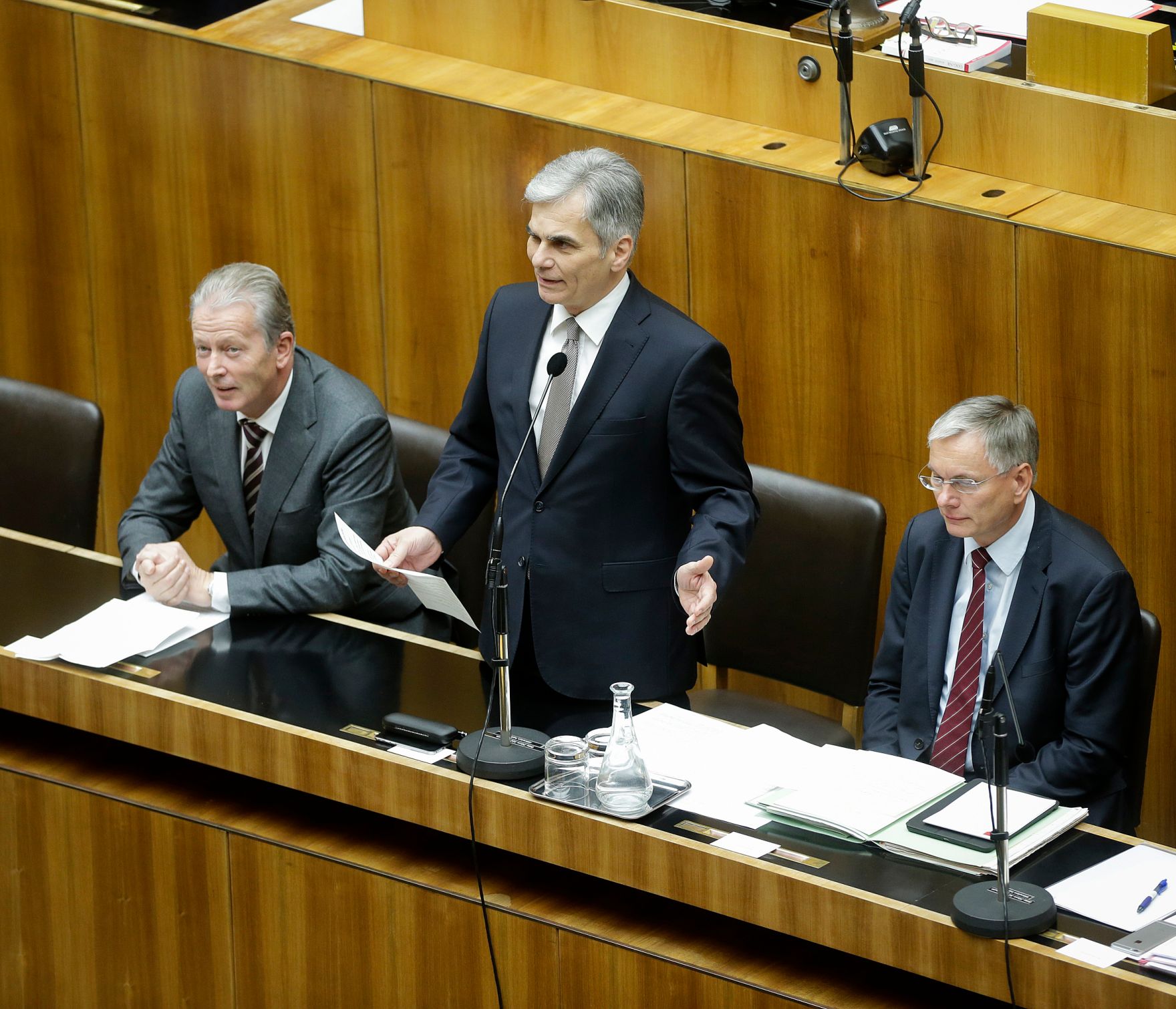 Am 27. April 2016 gab Bundeskanzler Werner Faymann (m.) im Parlament eine Erkl&auml;rung zur Regierungsumbildung ab. Im Bild mit Vizekanzler und Bundesminister Reinhold Mitterlehner (l.) und Sozialminister Alois St&ouml;ger (r.).