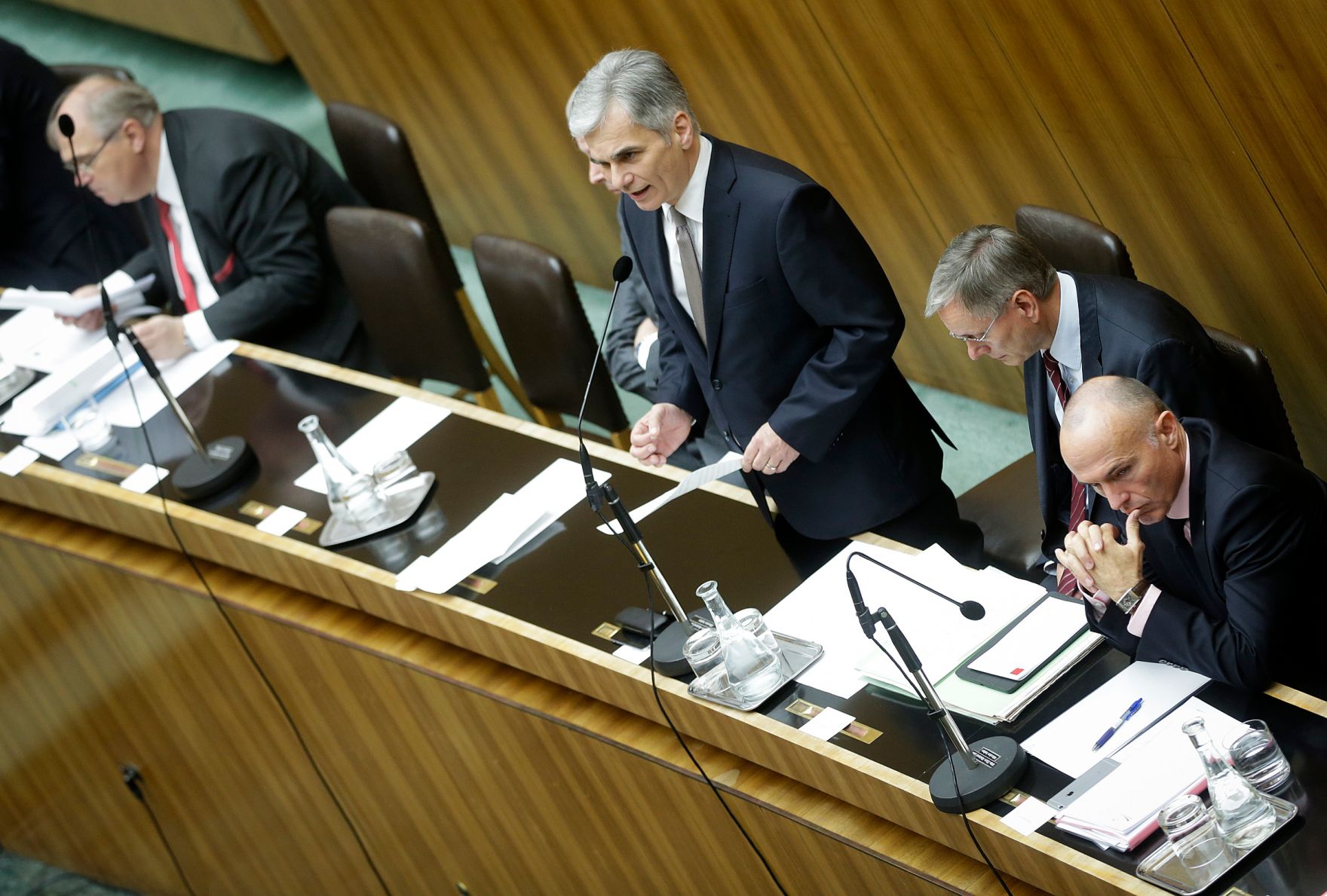 Am 27. April 2016 gab Bundeskanzler Werner Faymann (m.l.) im Parlament eine Erkl&auml;rung zur Regierungsumbildung ab. Im Bild mit Justizminister Wolfgang Brandstetter (l.), Sozialminister Alois St&ouml;ger (m.r.) und Verkehrsminister Gerald Klug (r.).