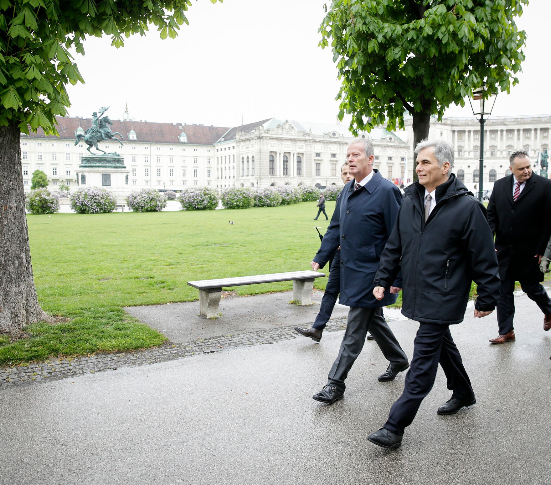 Am 27. April 2016 fand anl&auml;sslich der 71. Wiederkehr des Tages der Wiedererrichtung der Republik &Ouml;sterreich eine feierliche Kranzniederlegung im Weiheraum und in der Krypta des &auml;u&szlig;eren Burgtors statt. Im Bild Bundeskanzler Werner Faymann (r.) und Vizekanzler und Bundesminister Reinhold Mitterlehner (l.).