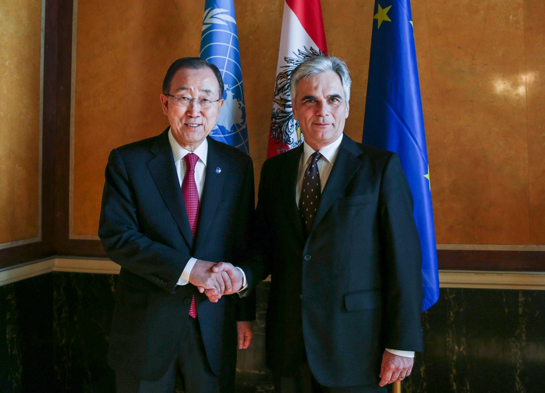 Am 28. April 2016 empfing Bundeskanzler Werner Faymann (r.) UN-Generalsekret&auml;r Ban Ki-moon (l.) im Parlament.