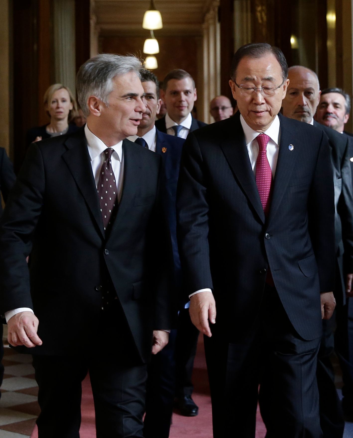 Am 28. April 2016 empfing Bundeskanzler Werner Faymann (l.) UN-Generalsekret&auml;r Ban Ki-moon (r.) im Parlament.