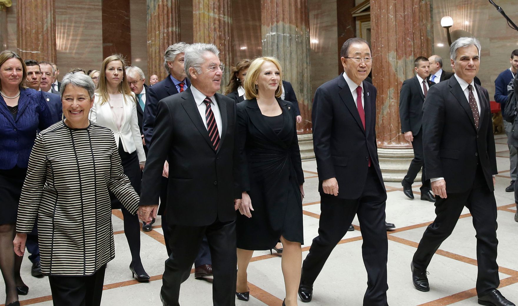 Am 28. April 2016 empfing Bundeskanzler Werner Faymann (r.) UN-Generalsekret&auml;r Ban Ki-moon (m.r.) im Parlament. Im Bild mit Nationalratspr&auml;sidentin Doris Bures (m.) und Bundespr&auml;sident Heinz Fischer (m.l.) mit Ehefrau Margit (l.).