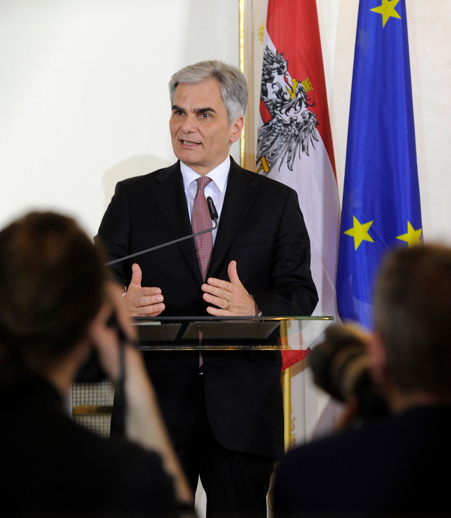 Bundeskanzler Werner Faymann (r.) mit Vizekanzler und Bundesminister Reinhold Mitterlehner (l.) beim Pressefoyer nach dem Ministerrat am 3. Mai 2016.