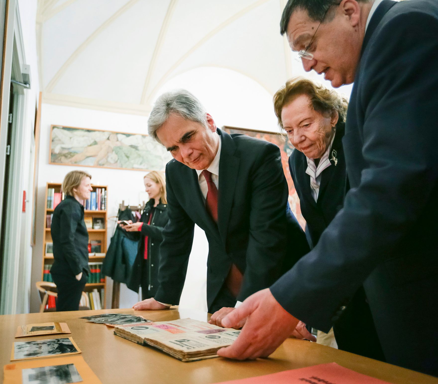 Am 4. Mai 2016 f&uuml;hrte Bundeskanzler Werner Faymann (l.) ein Zeitzeugengespr&auml;ch mit Rudolf Gelbard und Katharina Sasso (m.) anl&auml;sslich des 71. Jahrestages der Beendigung des 2. Weltkrieges im Dokumentationsarchiv des &Ouml;sterreichischen Widerstandes. Im Bild mit dem wissenschaftlichen Leiter des D&Ouml;W Gerhard Baumgartner (r.).