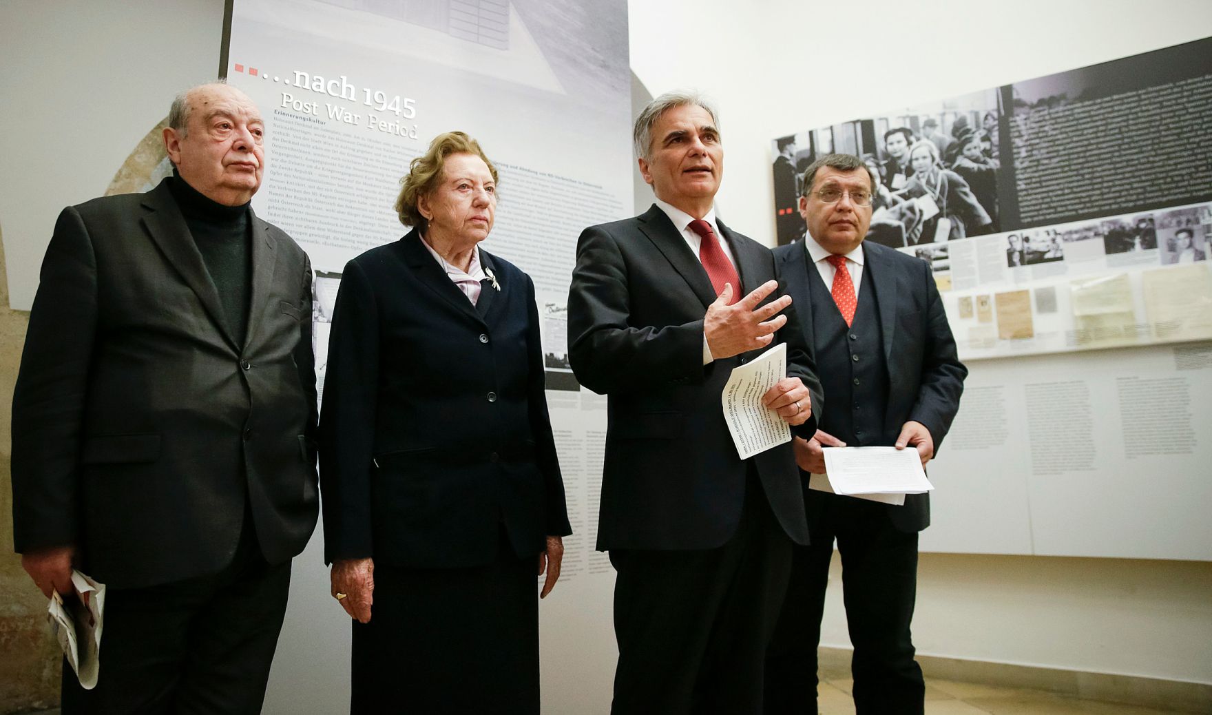 Am 4. Mai 2016 f&uuml;hrte Bundeskanzler Werner Faymann (m.r.) ein Zeitzeugengespr&auml;ch mit Rudolf Gelbard (l.) und Katharina Sasso (m.l.) anl&auml;sslich des 71. Jahrestages der Beendigung des 2. Weltkrieges im Dokumentationsarchiv des &Ouml;sterreichischen Widerstandes. Im Bild mit dem wissenschaftlichen Leiter des D&Ouml;W Gerhard Baumgartner (r.).