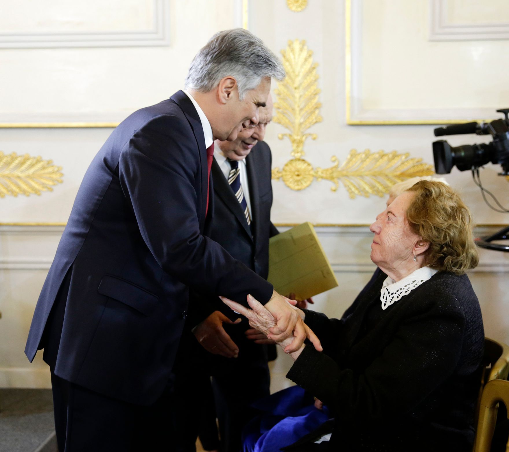 Am 8. Mai 2016 fand im Bundeskanzleramt ein Festakt zum Gedenken an die Befreiung vom Nationalsozialismus und an die Beendigung des Zweiten Weltkrieges in Europa statt. Im Bild Bundeskanzler Werner Faymann (l.) mit Katharina Sasso (r.).